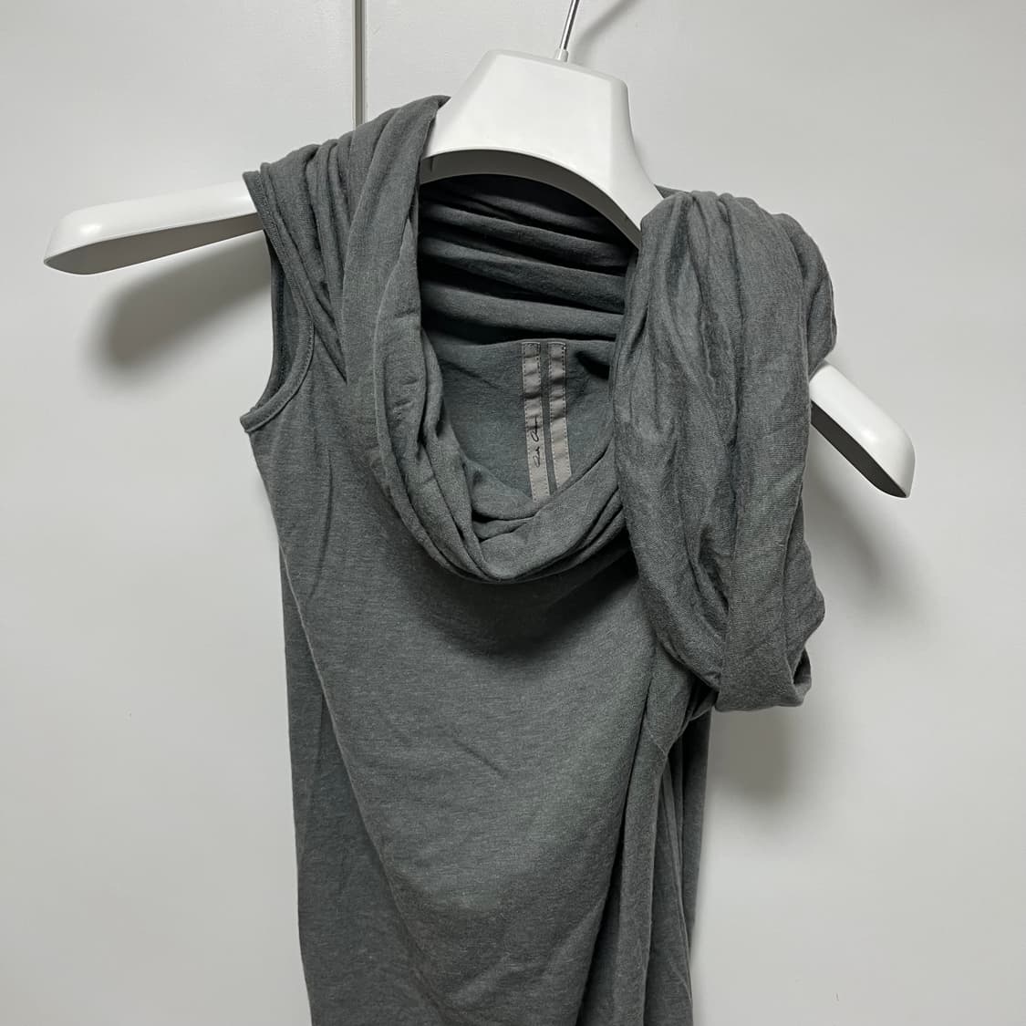 [38]릭오웬스 25fw 드레이프 트위스트 슬리브리스 탑/그레이 상품이미지1