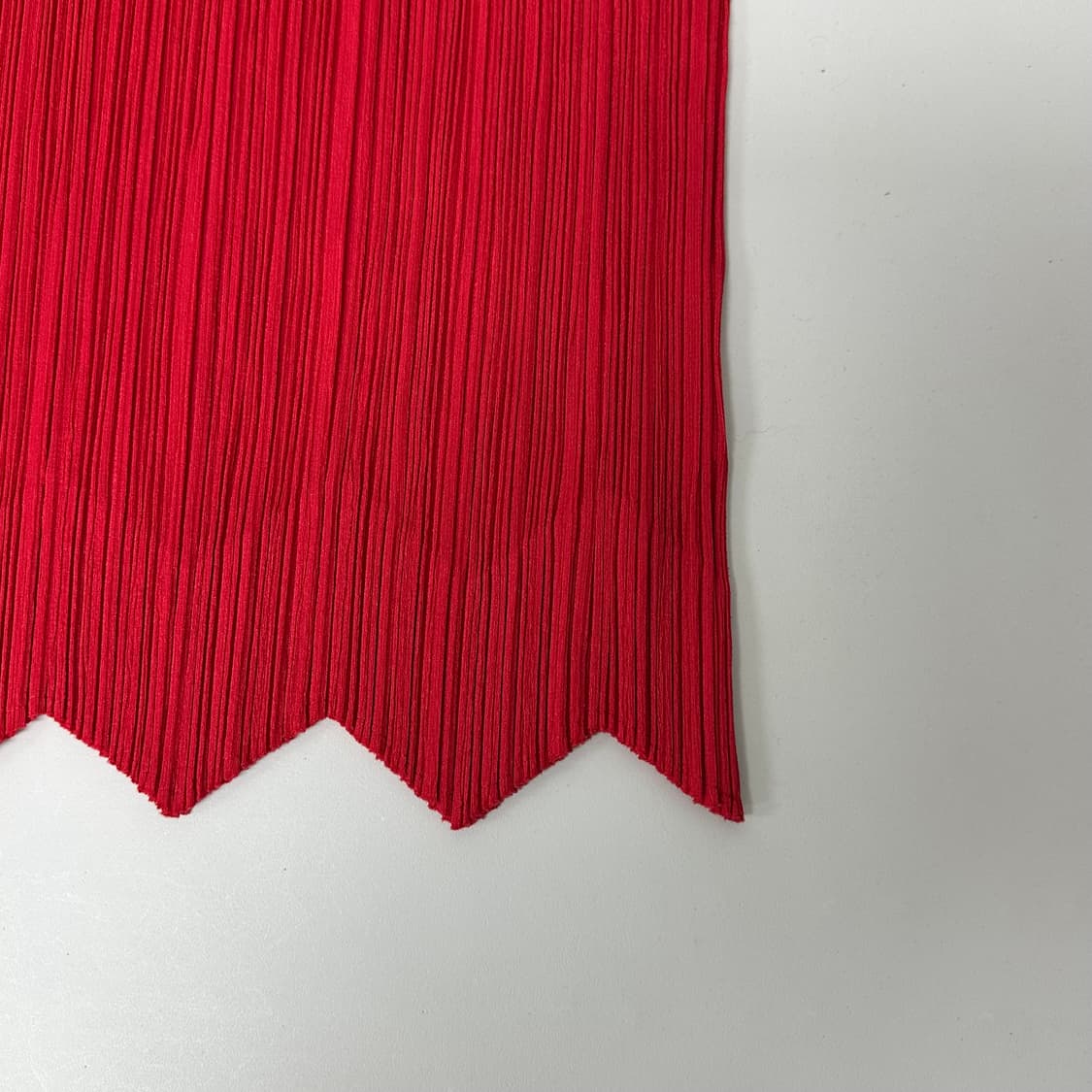 이세이미야케 플리츠플리즈 지그재그 헴 슬리브리스 탑 상품이미지4