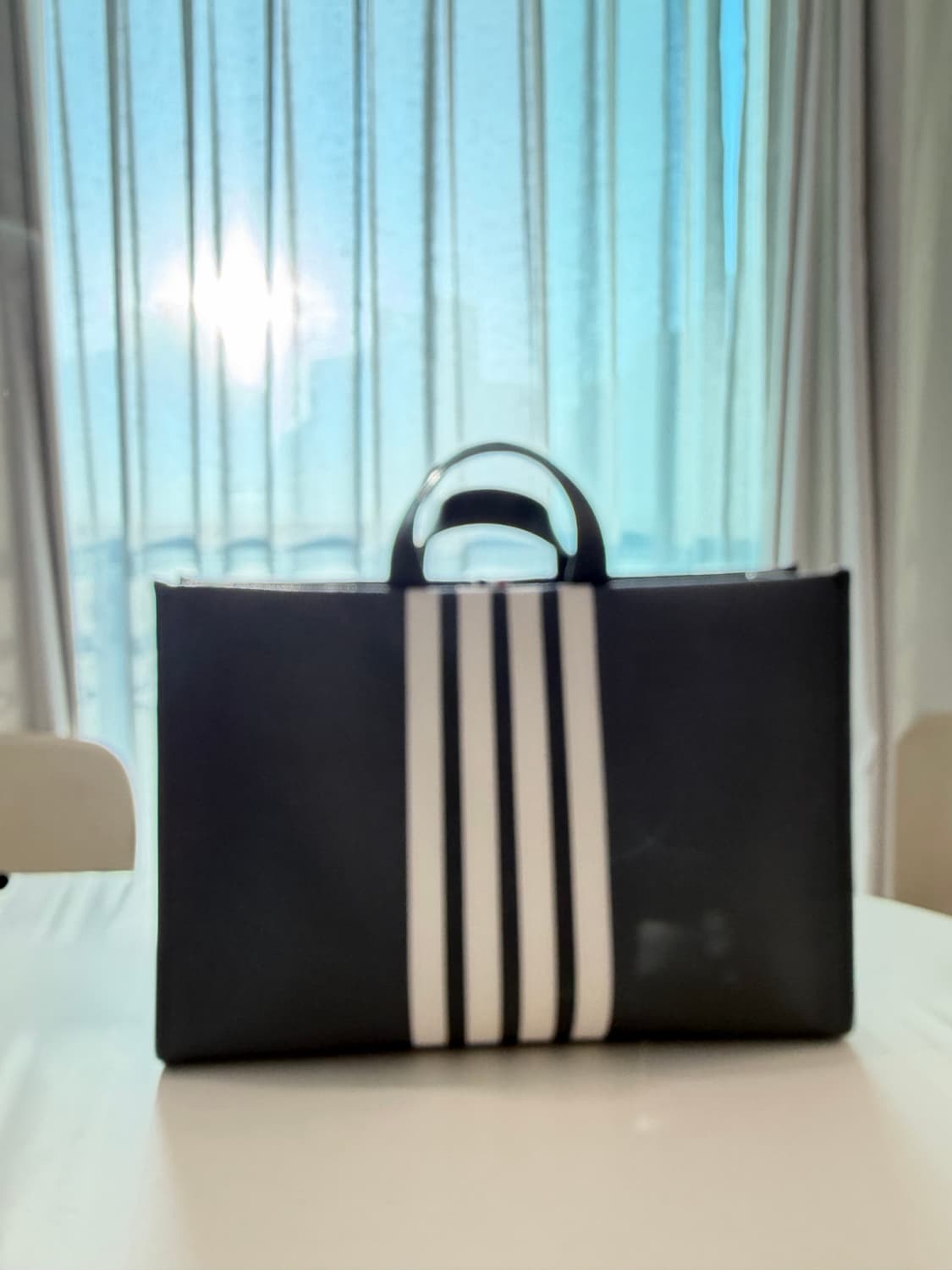 톰브라운 4-바 페블 그레인 레더 스퀘어 토트백 상품이미지1