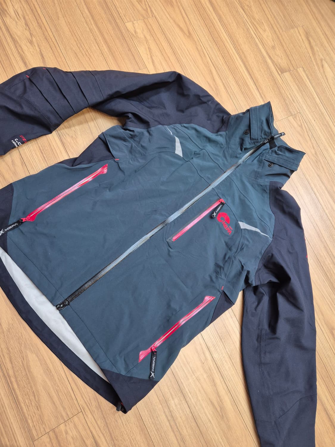 네파 남성 바람막이 자켓입니다. 짙은 색상이라 때 탈 걱정 없이 편하게  상품이미지1