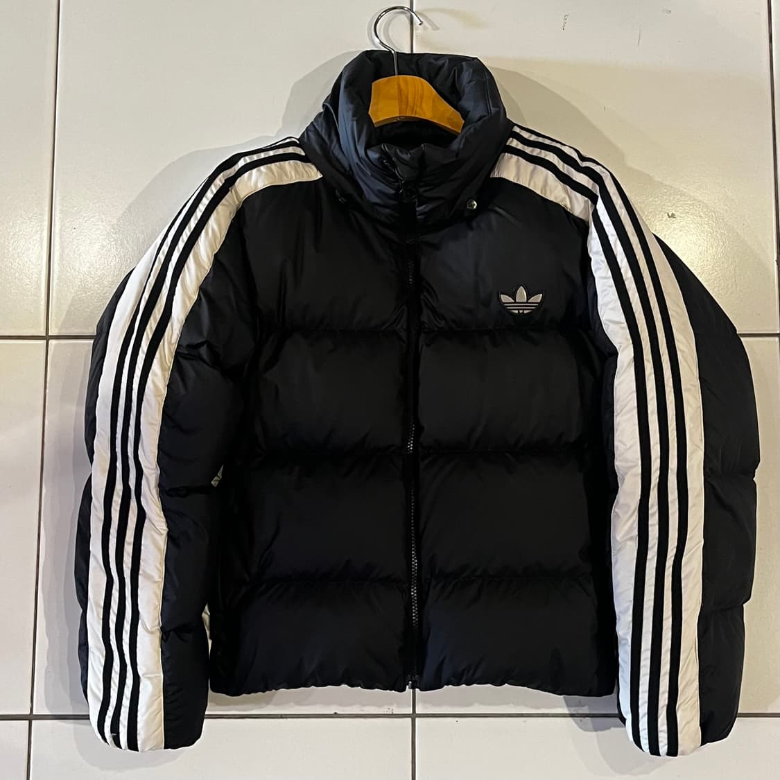 아디다스 블록다운 흰검 삼선 패딩 상품이미지1