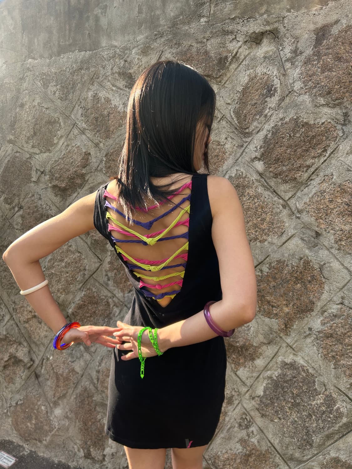 컬러 스트랩 백 디테일 미니 드레스 상품이미지1