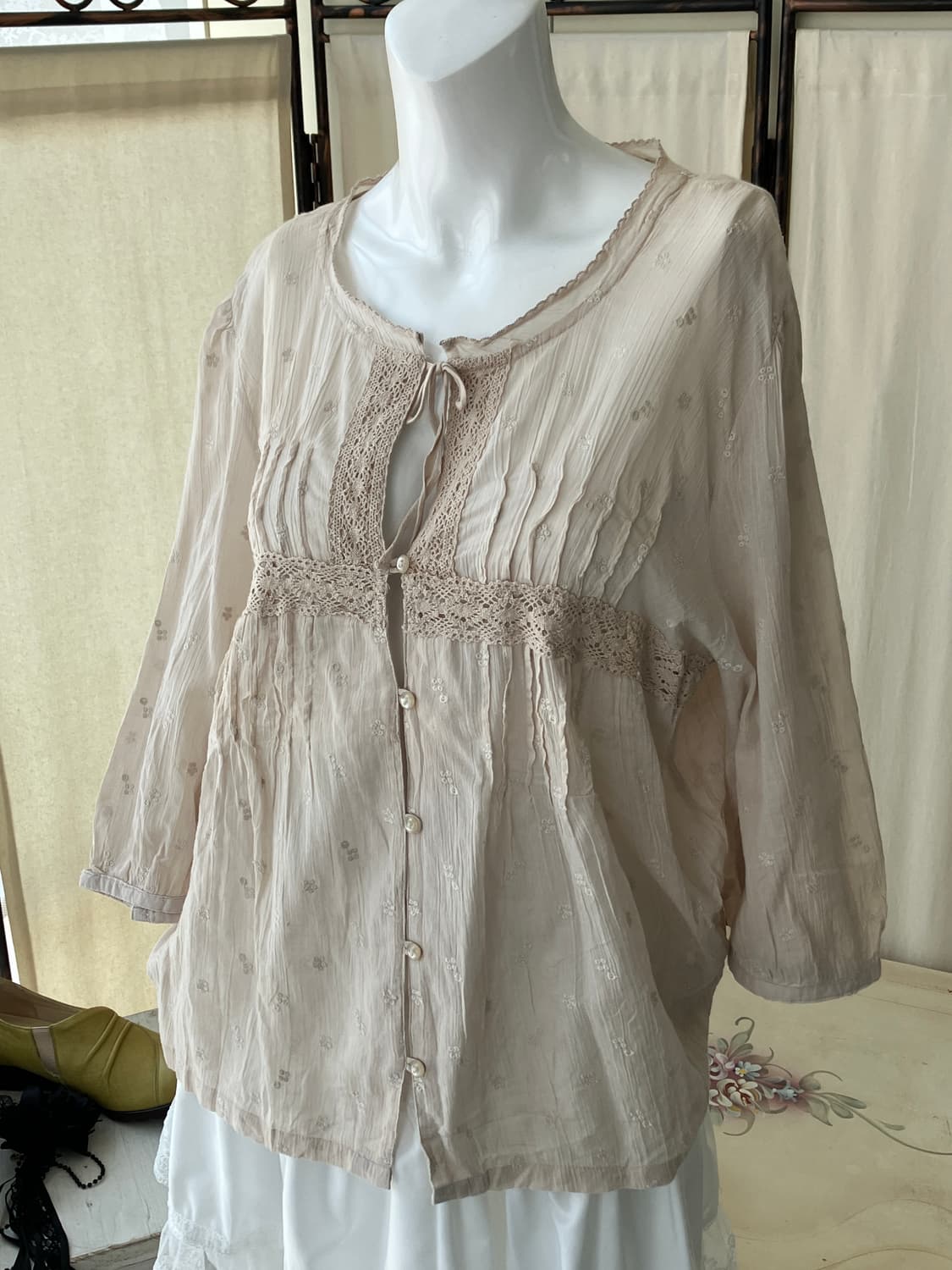 flower embroidery crochet pintuck blouse 상품이미지3