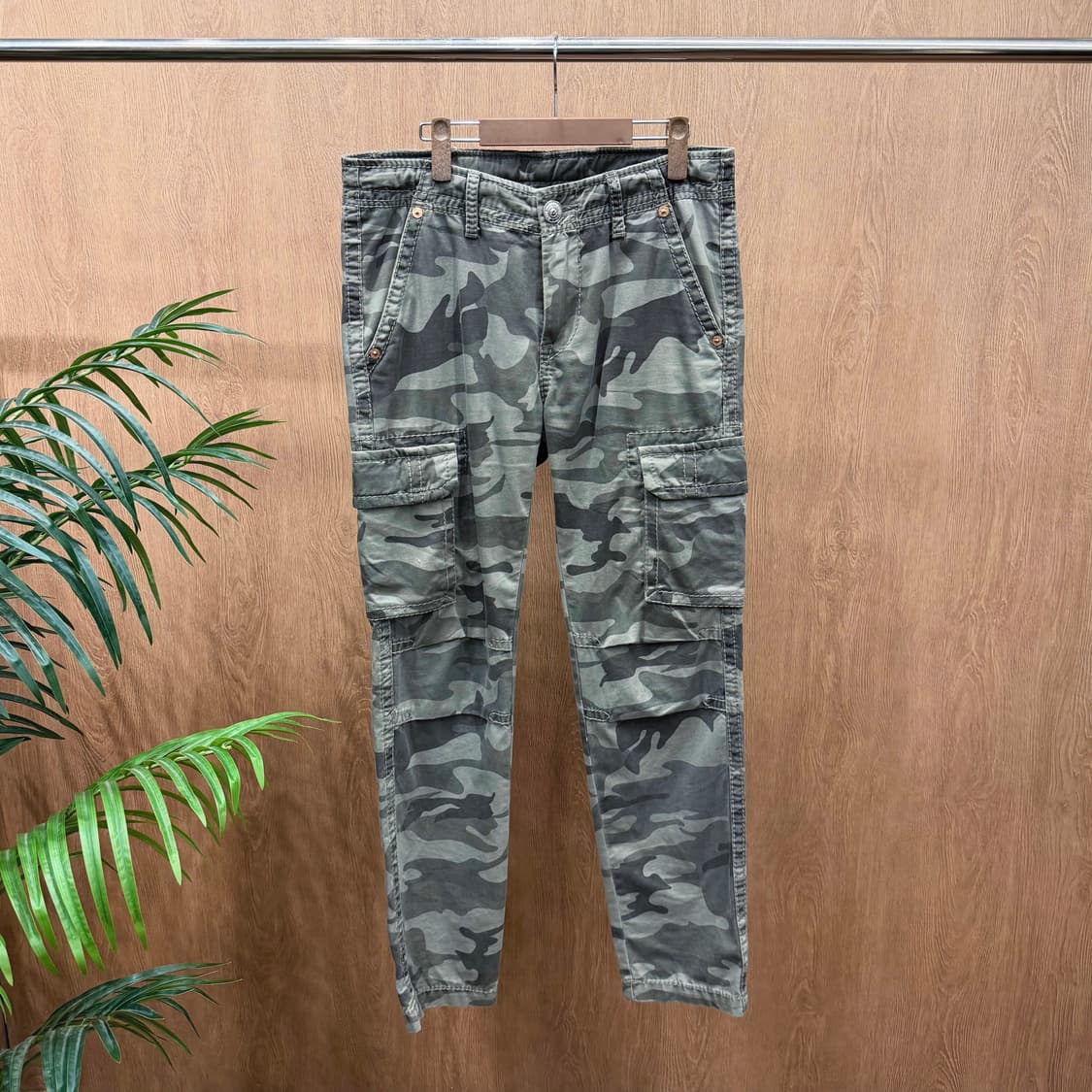 트루릴리젼 카고 팬츠 카모플라쥬 패턴 플랩 포켓 디테일 스트레이트핏 카키 상품이미지1