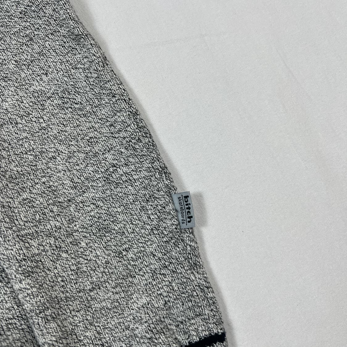 90’s bitch 스케이트보드 b 로고 브이넥 반팔 니트 상품이미지5