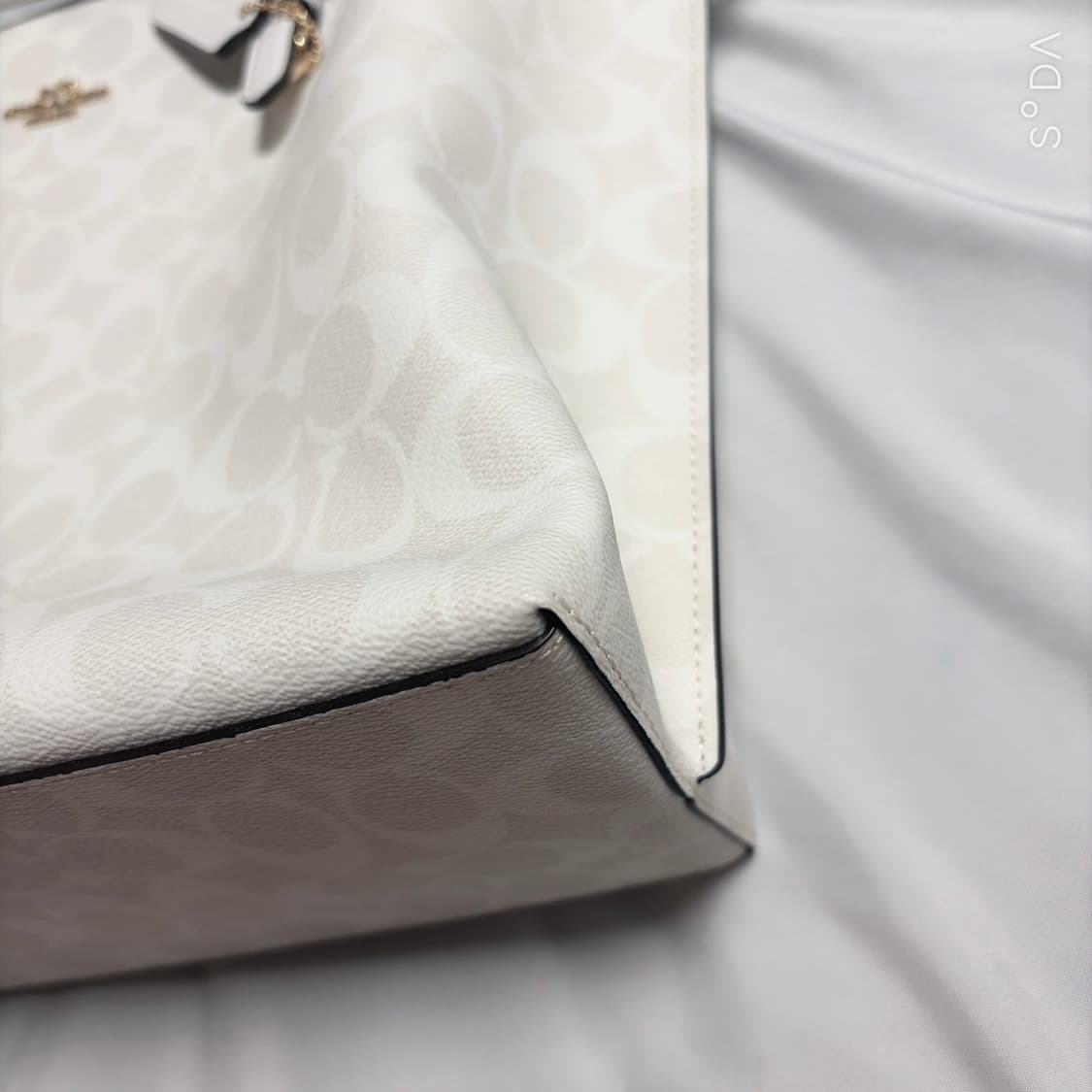 코치 화이트 시그니처 숄더백 상품이미지5