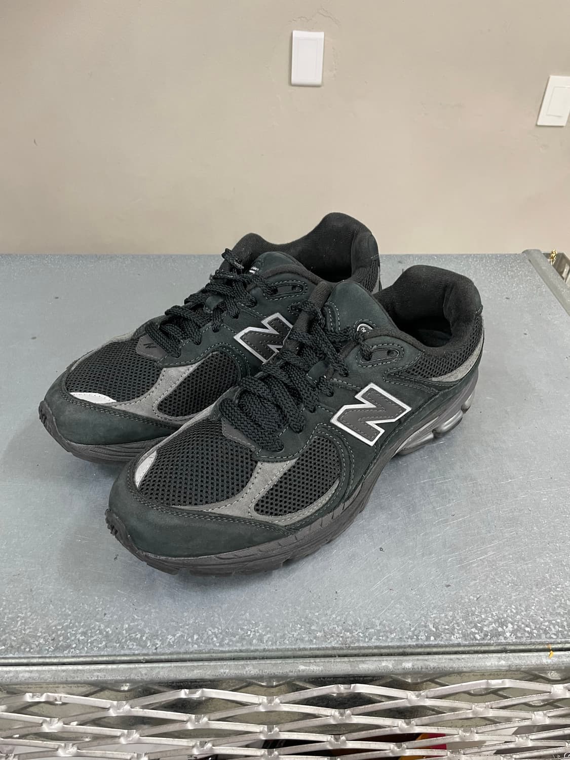 뉴발란스 2002R 블랙 255 상품이미지2