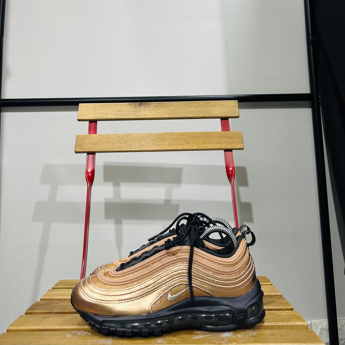 230) 나이키 운동화 여성 여자 신발 에어맥스 97 골드 블랙 상품이미지3