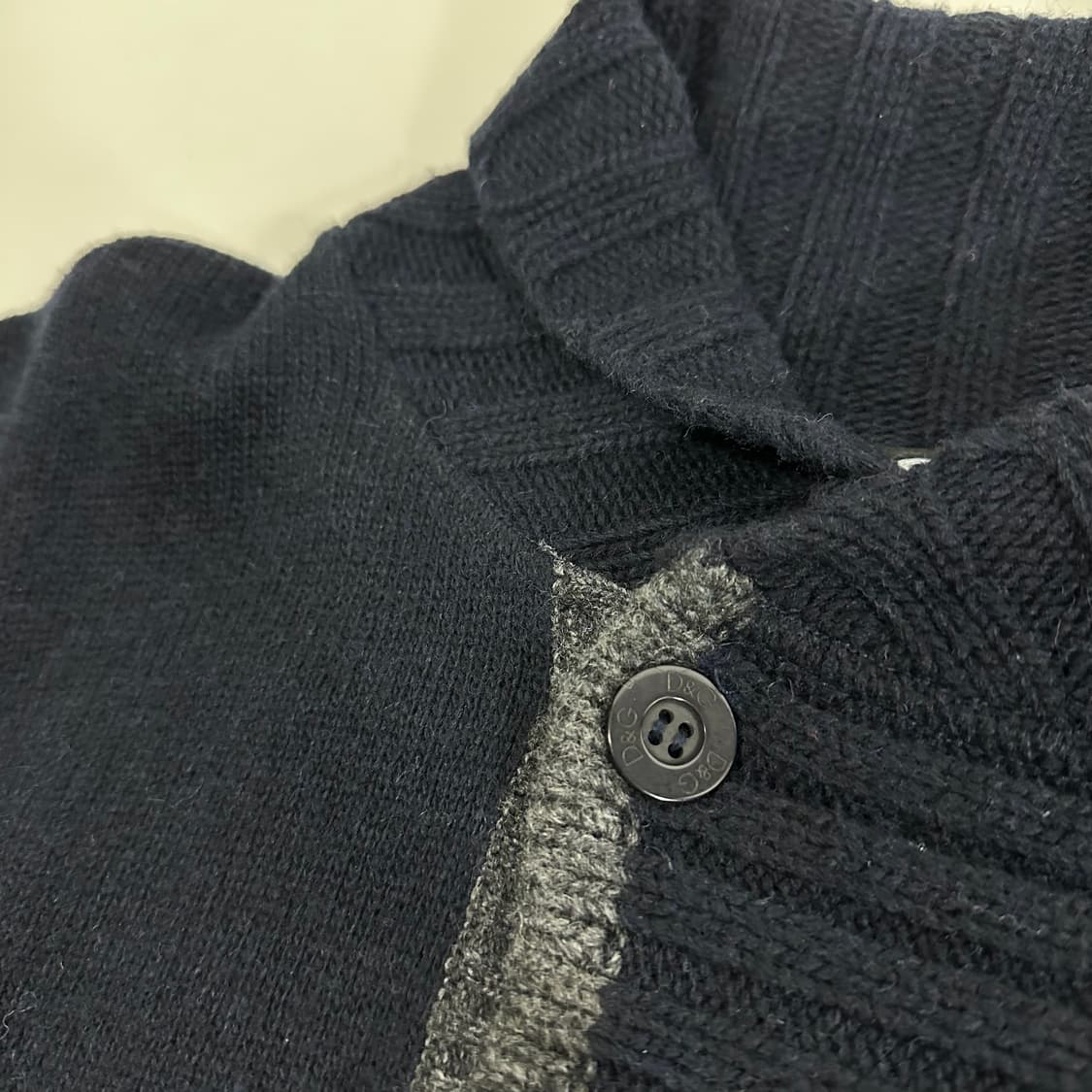 95-100 돌체앤가바나 D&G 다크네이비 버튼 백로고 숄카라 니트 상품이미지6