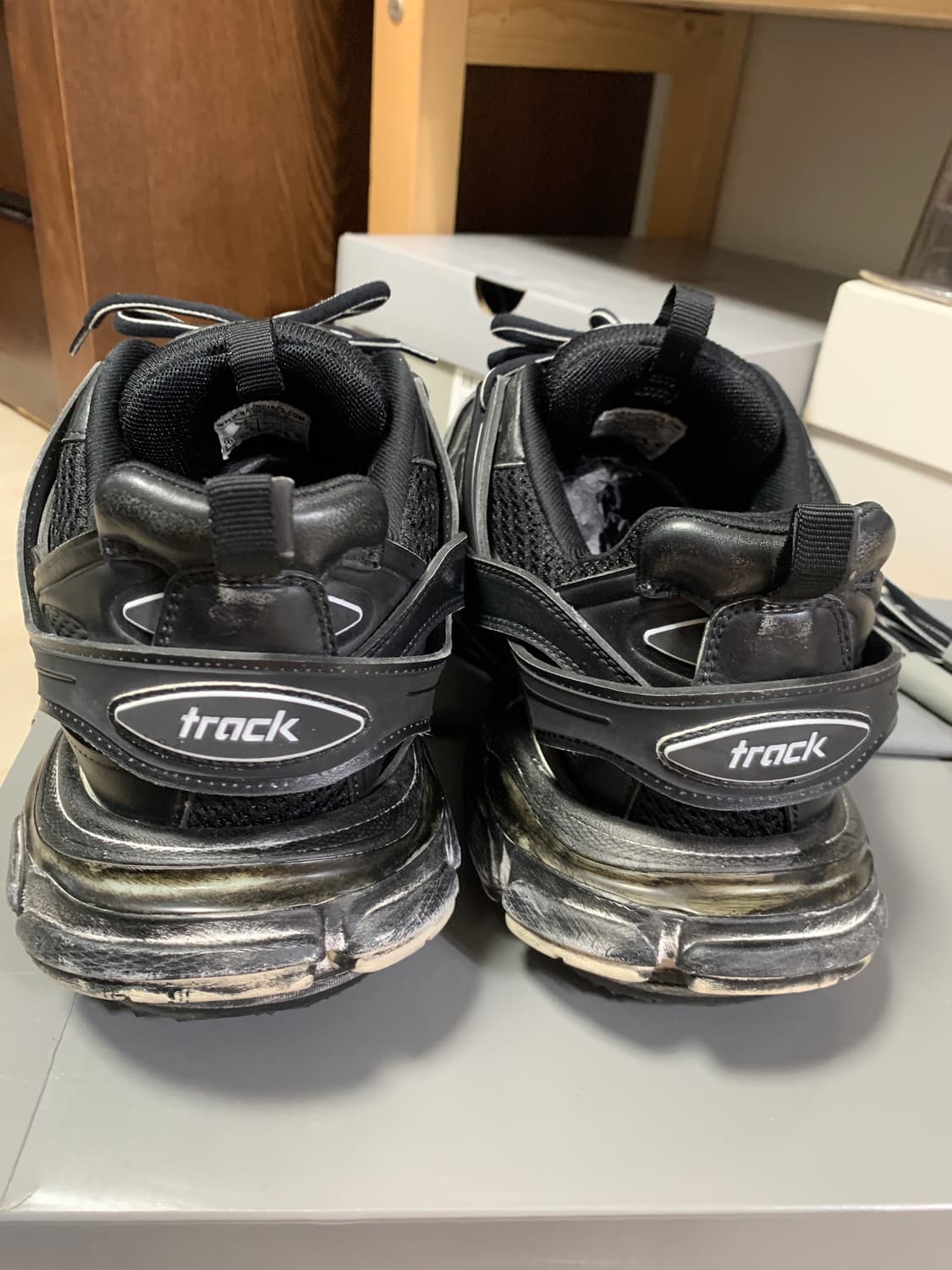 발렌시아가 트랙 스니커즈 45 페이디드 블랙 상품이미지3