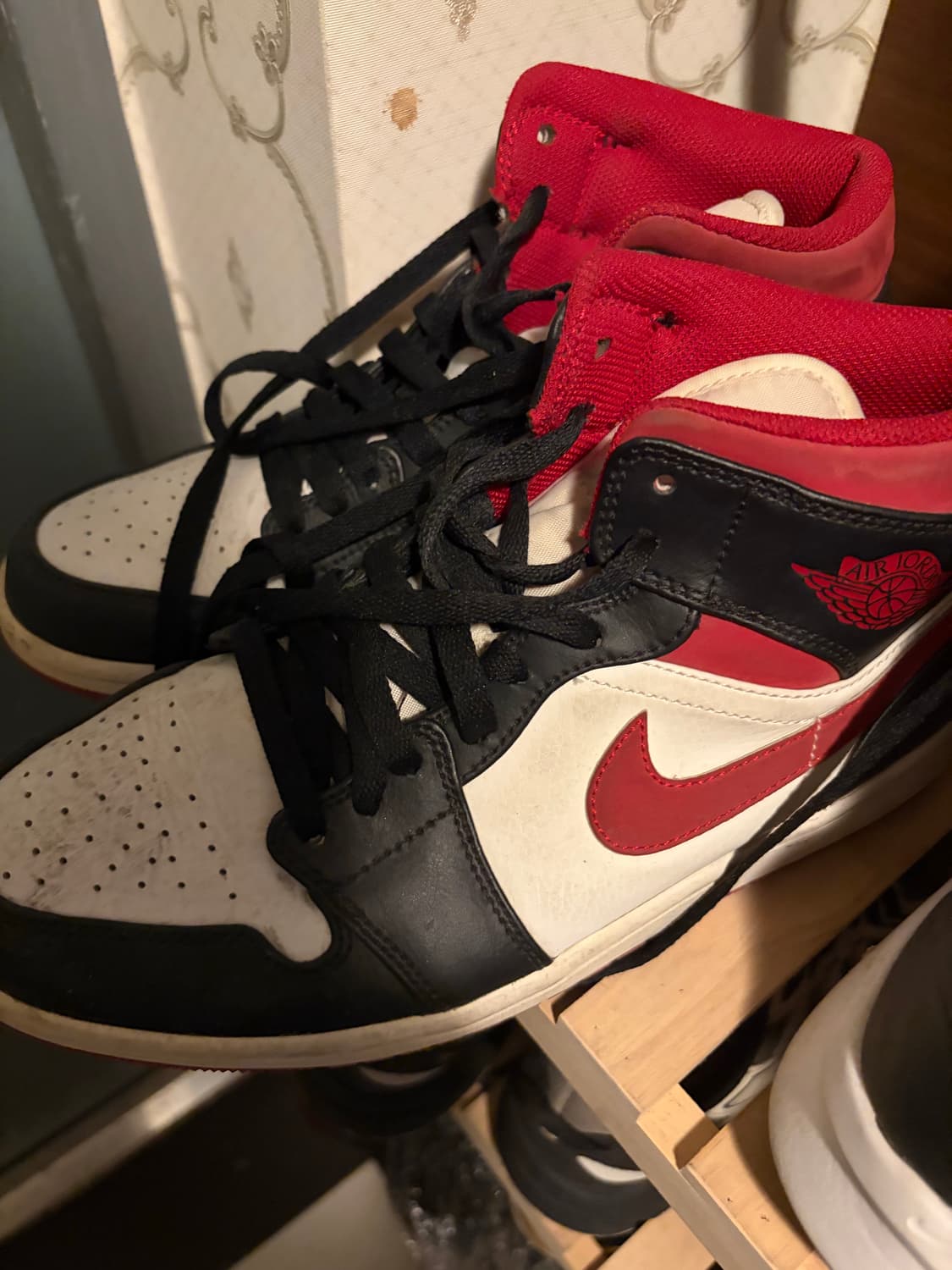 Jordan 1 Mid Gym Red Black White 상품이미지1