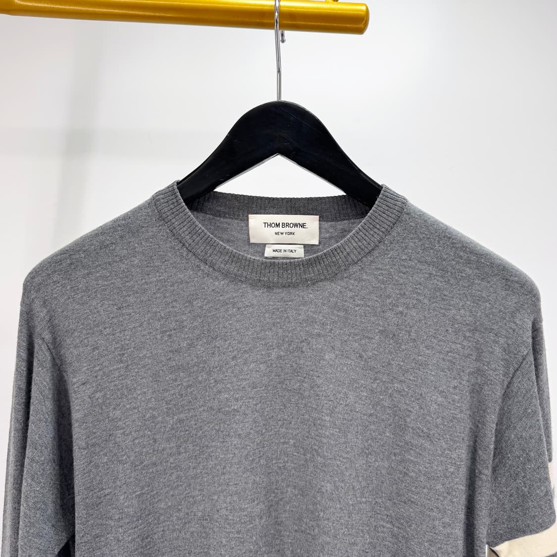 [3사이즈] 톰브라운 사선완장 메리노울 니트 그레이 (MKA002A) 상품이미지3