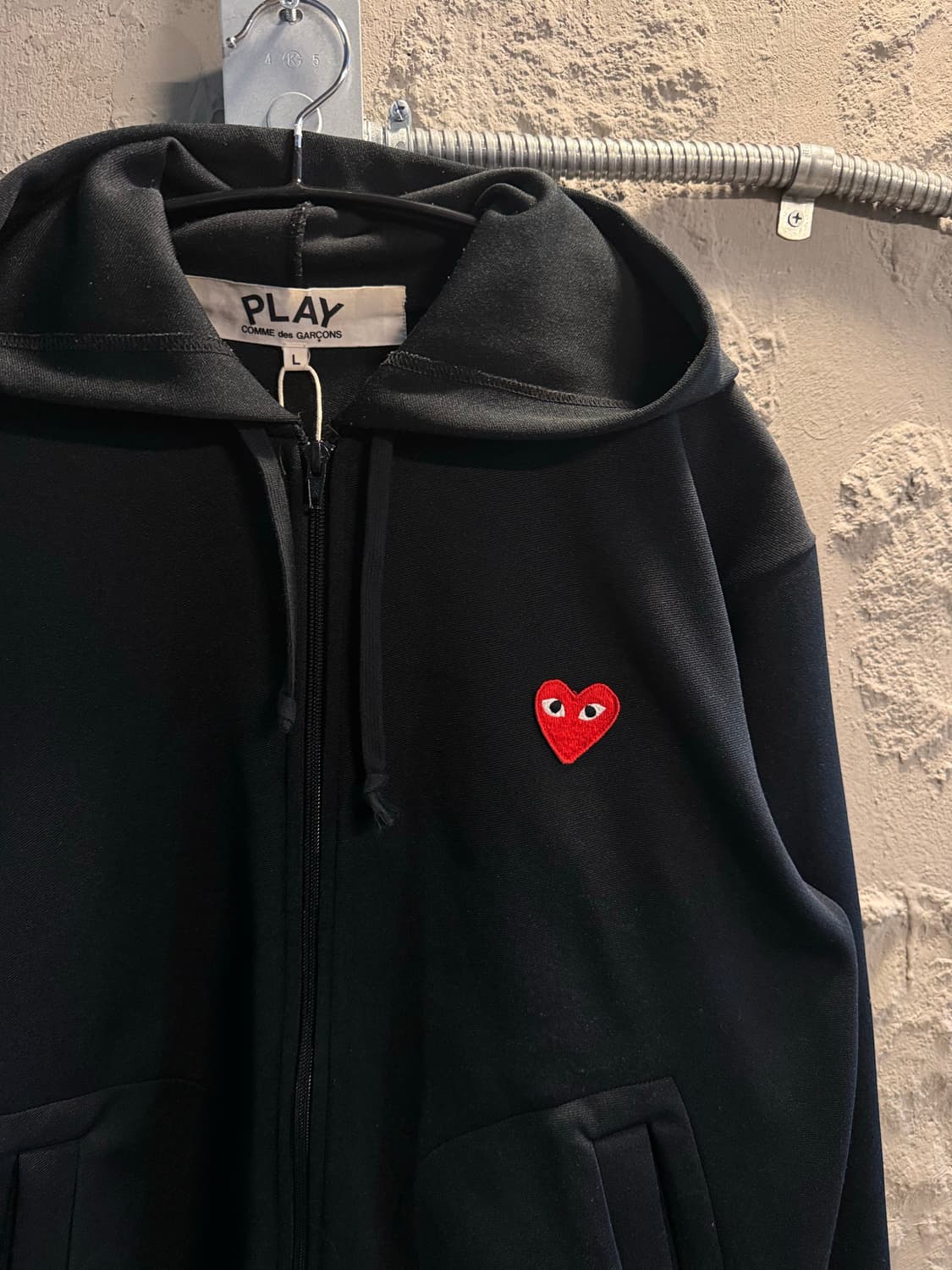 L 꼼데가르송 COMME des GARCONS 하트 와펜 집업 후드 블랙 상품이미지3