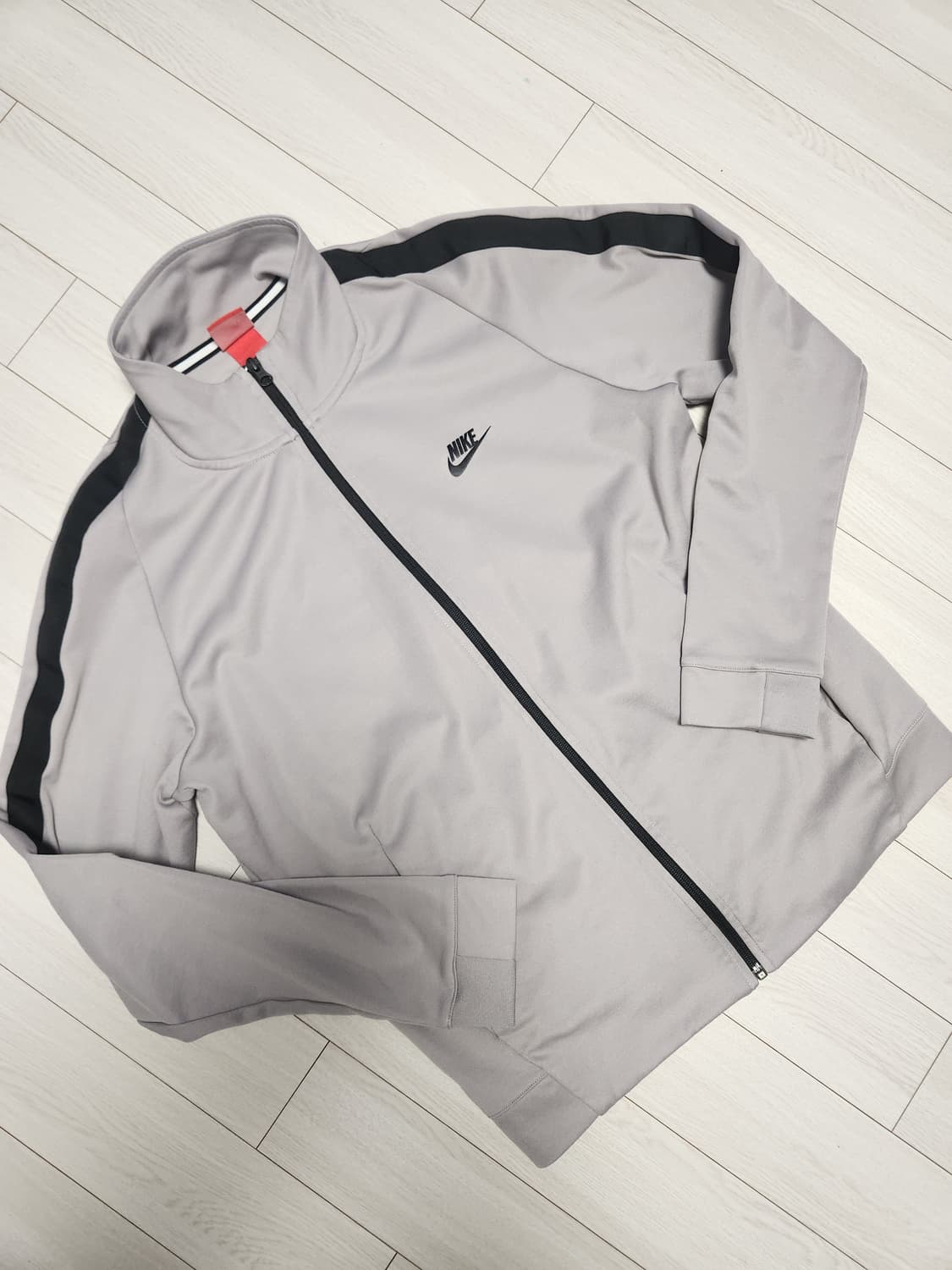 나이키 어썸 트랙탑 풋살 축구 져지 XL

사이즈는 L입으시는분 추천 x 상품이미지1