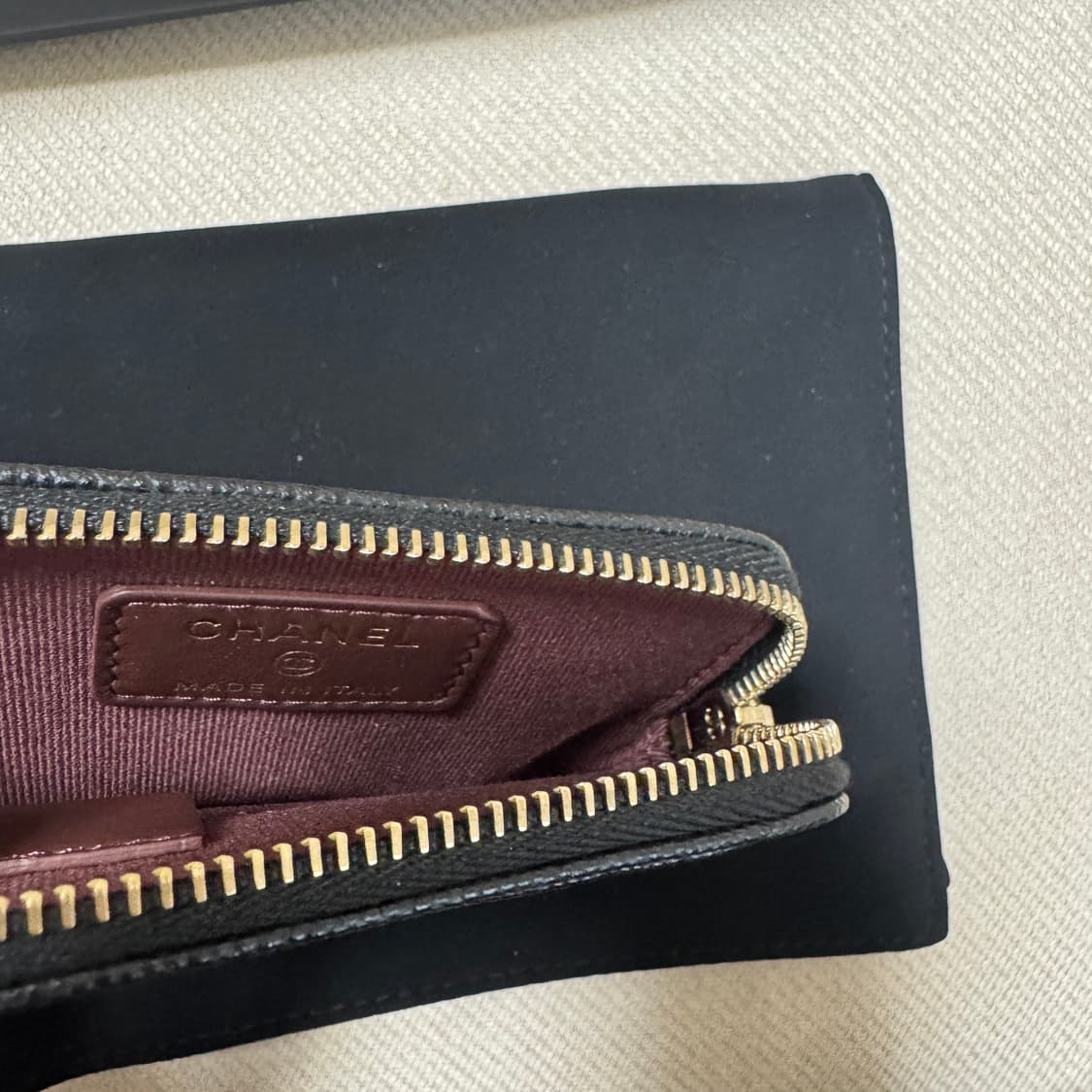 샤넬 클래식 캐비어 지퍼 카드지갑 금장 새제품 AP2061 상품이미지4