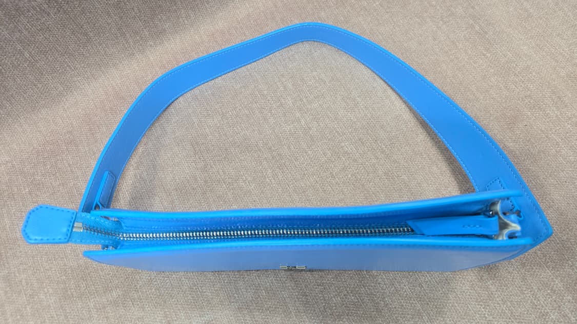 유즈(YUSE)의 비비드 블루 레더 크랙 미니 숄더백 상품이미지6