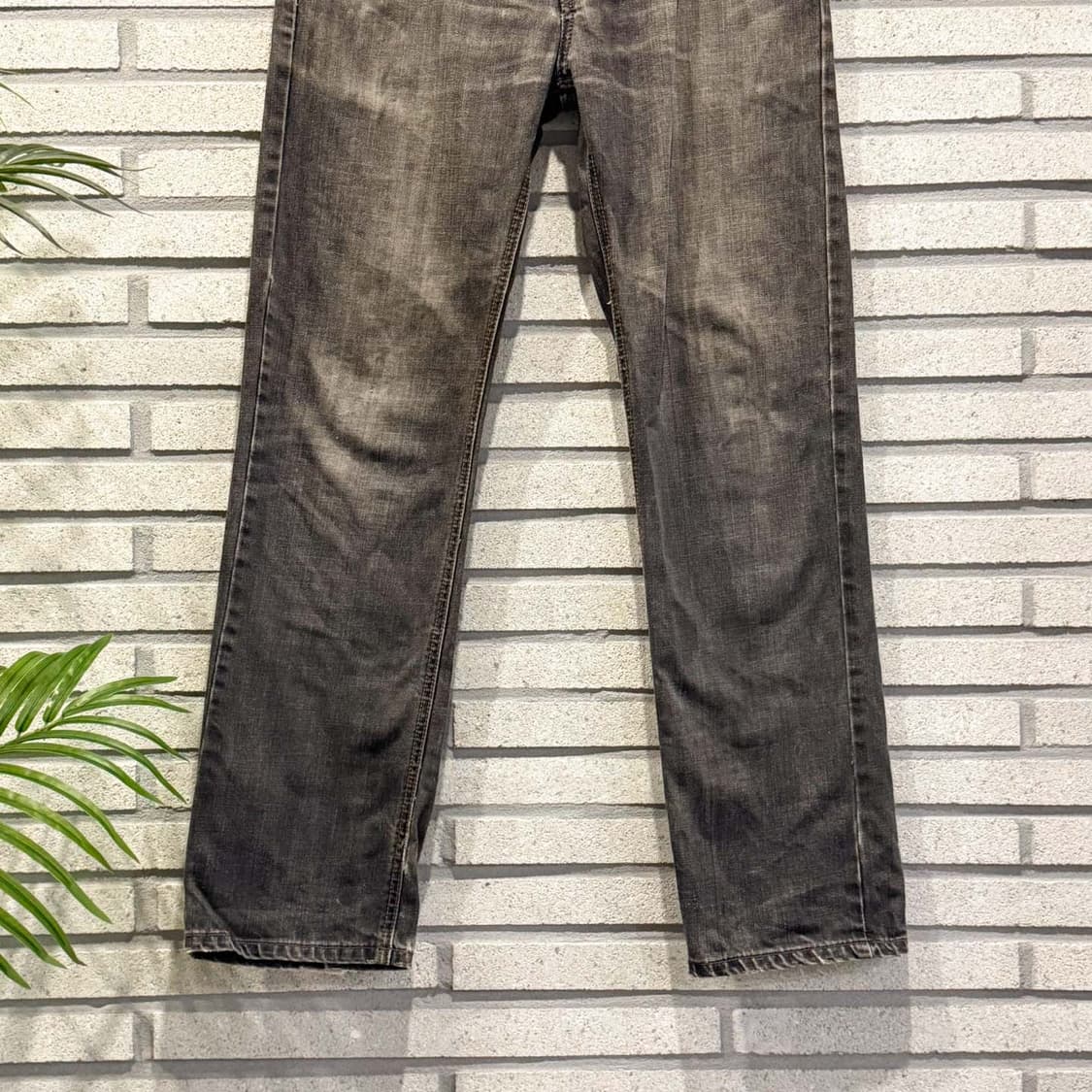 팀버랜드 샌드워싱 데님팬츠 스트레이트핏 백 레더 로고 패치 디테일 흑청 상품이미지4