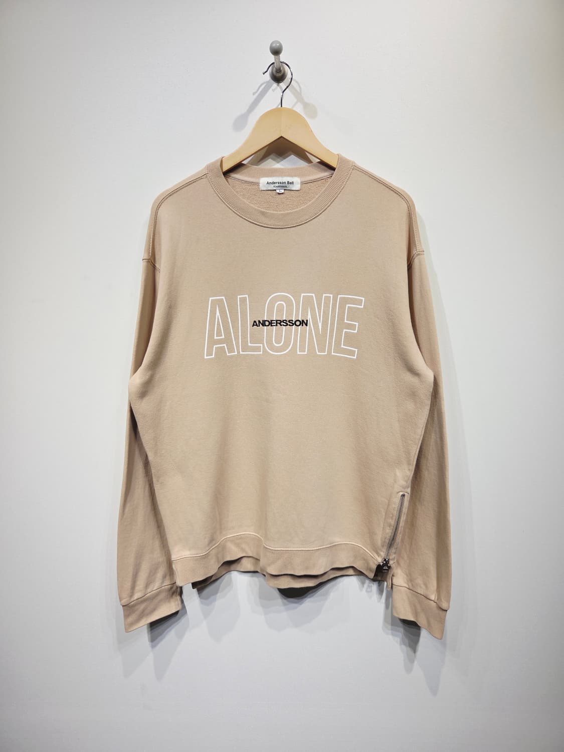 앤더슨벨 ALONE 레터링 사이드 지퍼 맨투맨 베이지 상품이미지2