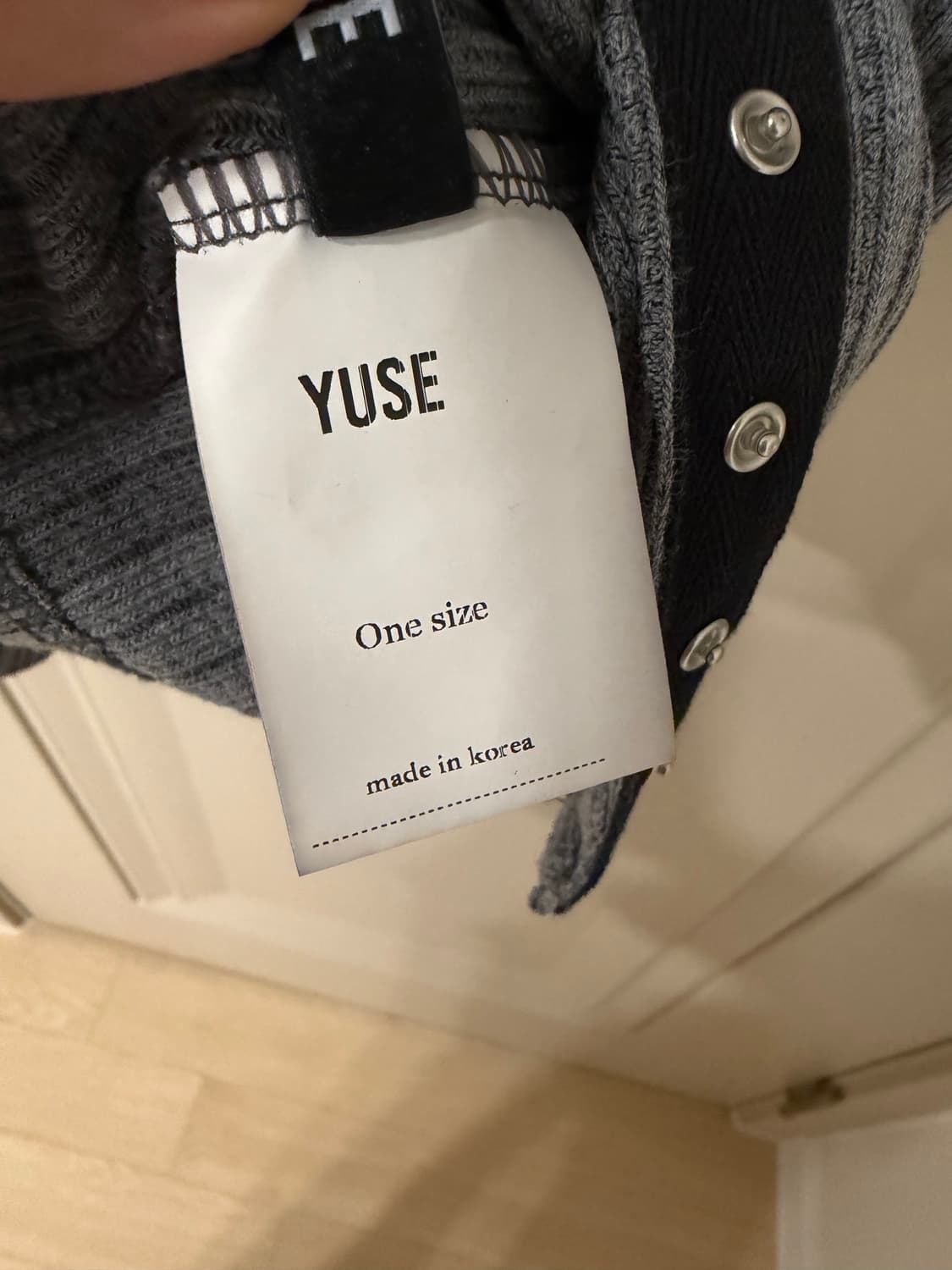 Yuse 유즈 스트링 오프숄더 탑 차콜 상품이미지3