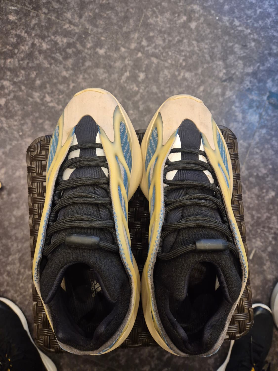 아디다스 이지 700 V3 '카이아나이트 (남여공용) 상품이미지3