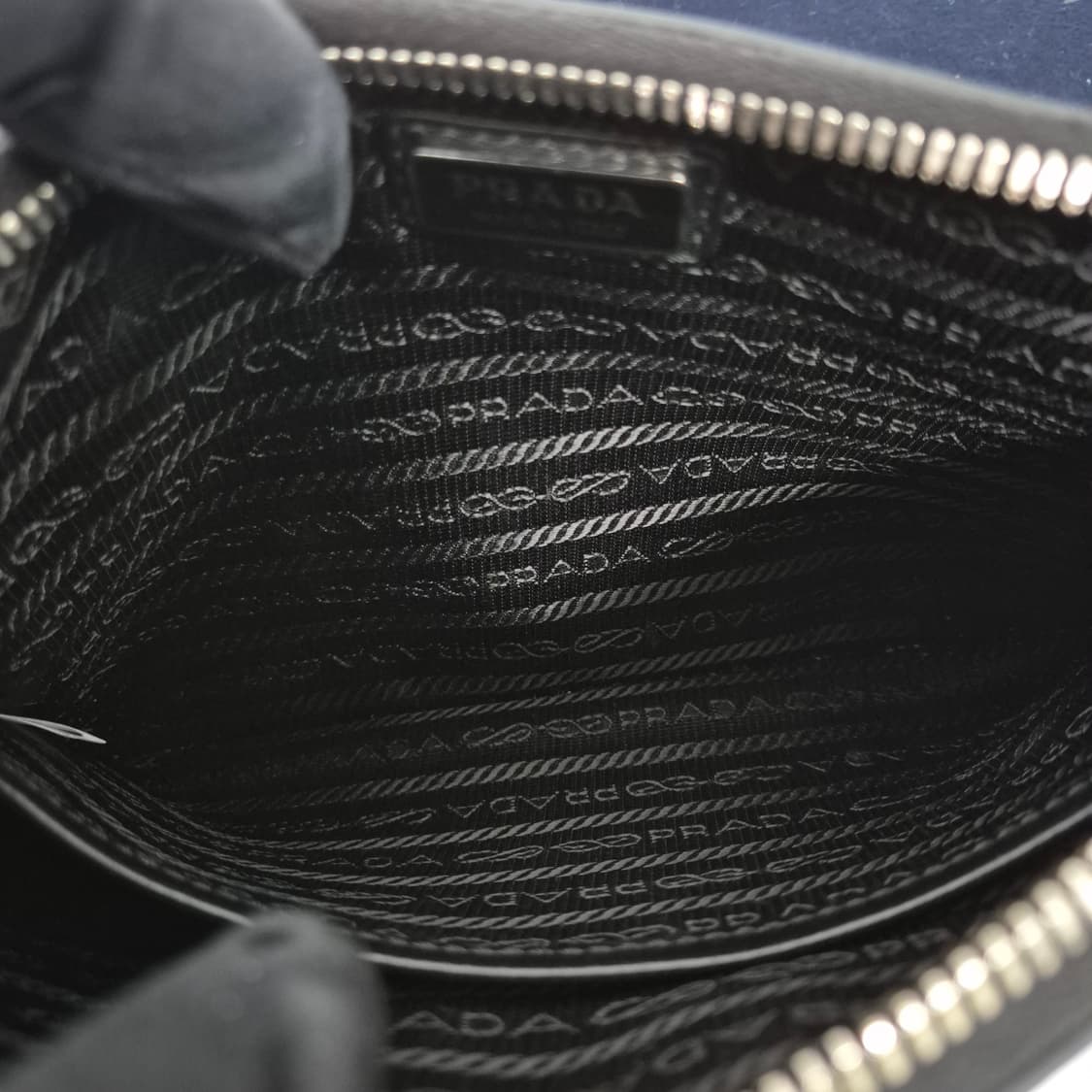 프라다 브러시드 삼각로고 크로스백 블랙 (2VH129) 상품이미지9