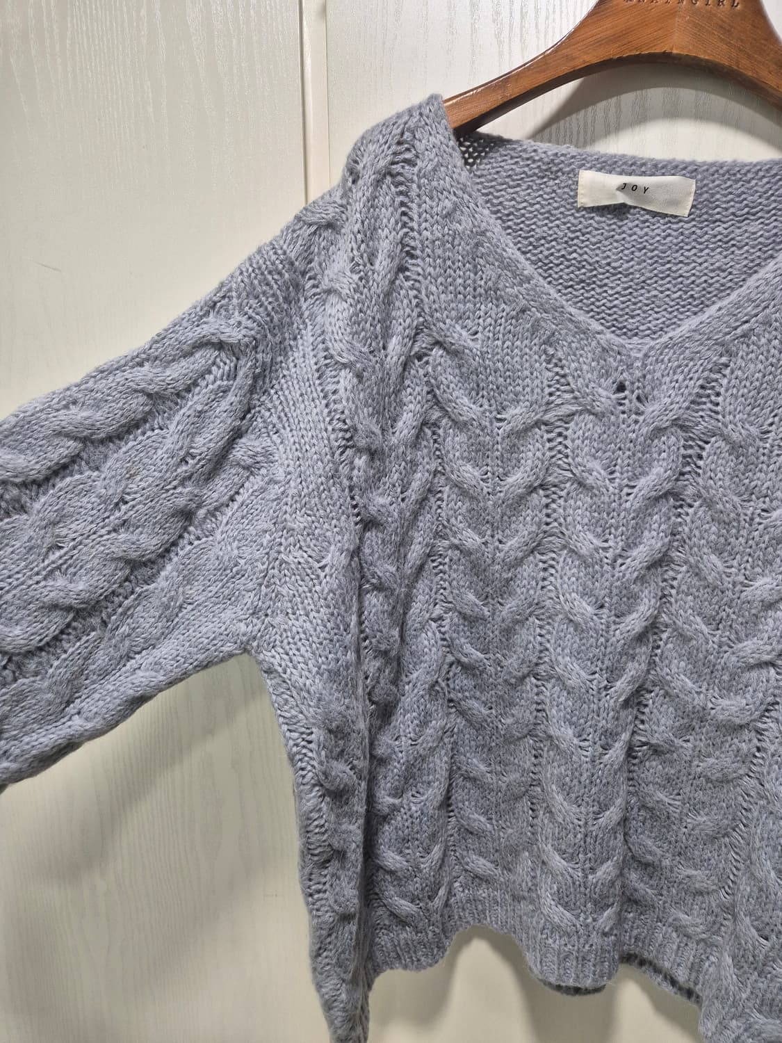 V넥 꽈배기 니트 하늘색 상품이미지3