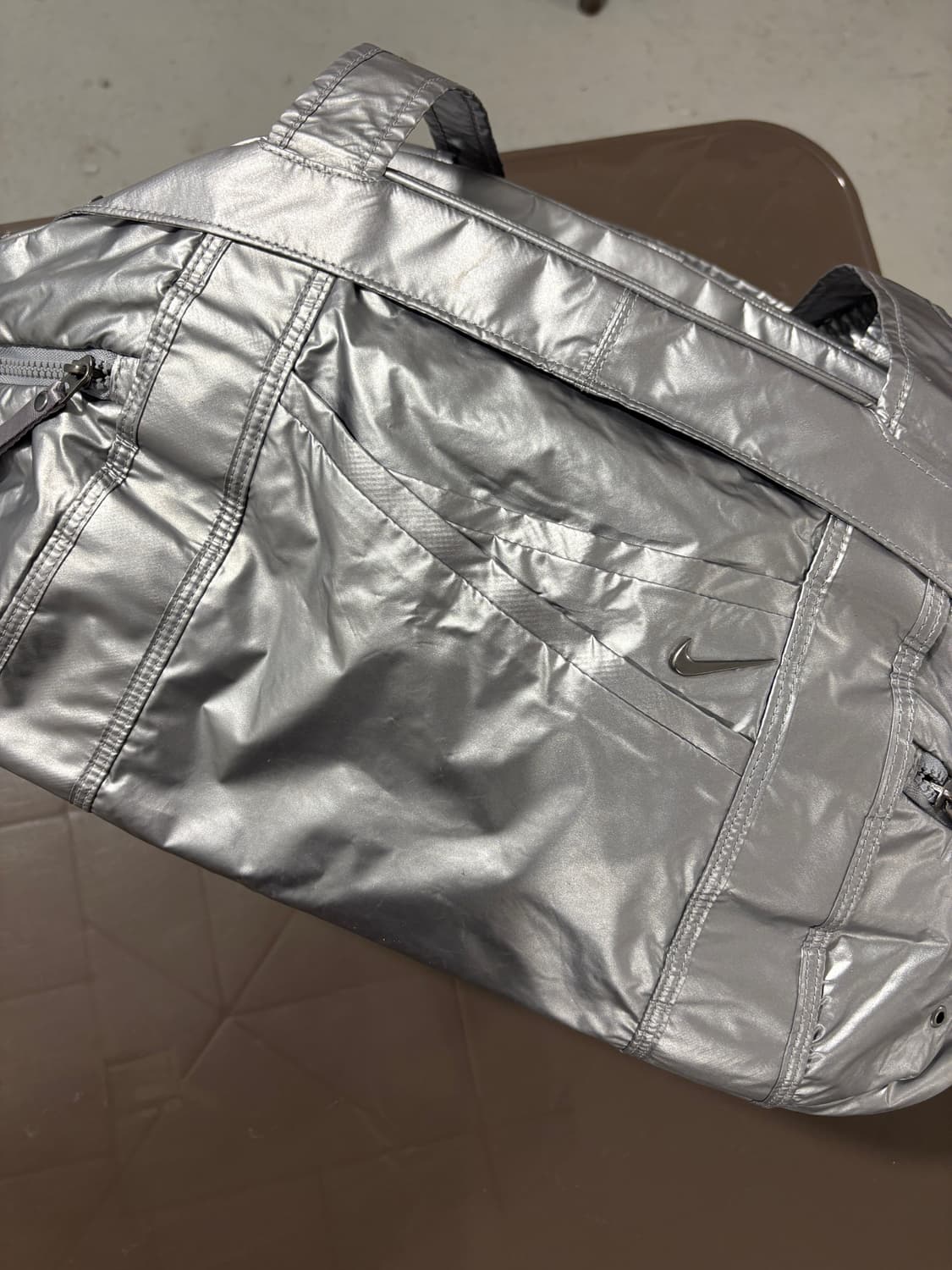 나이키 메탈실버 스우시 가방 상품이미지2