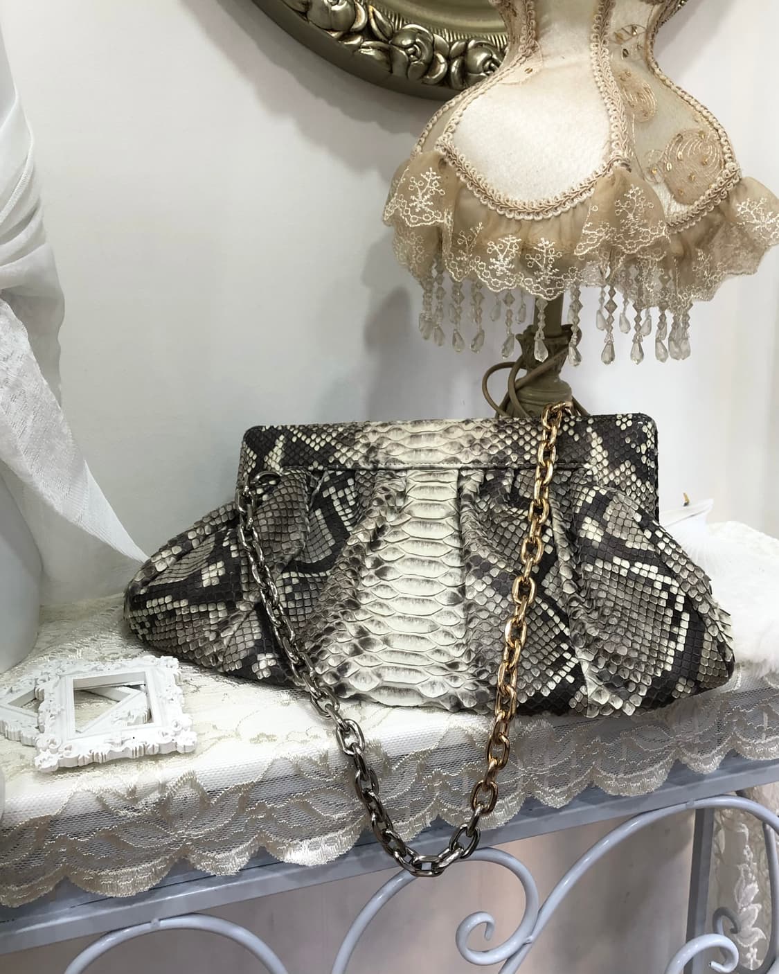 snakeskin texture chain shoulder bag 상품이미지1