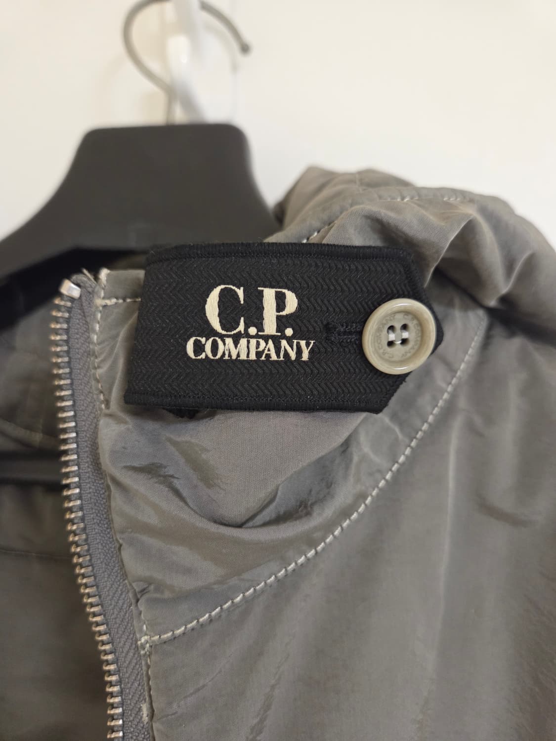 CP 컴퍼니 (C.P. COMPANY) 경량 후드 패딩 점퍼 상품이미지3