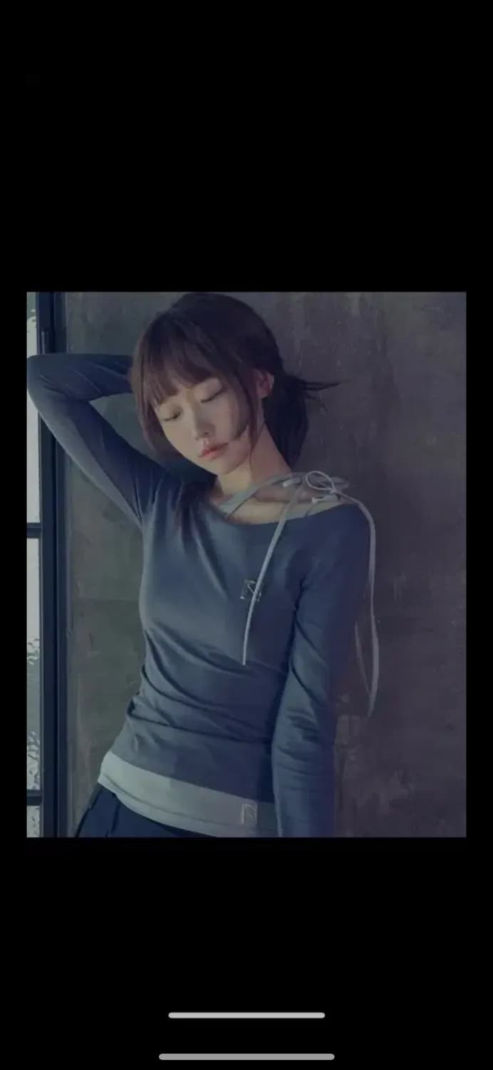 미개봉) 뉴얼린 엠블럼 롱슬리브 보트넥 탑 차콜 상품이미지1