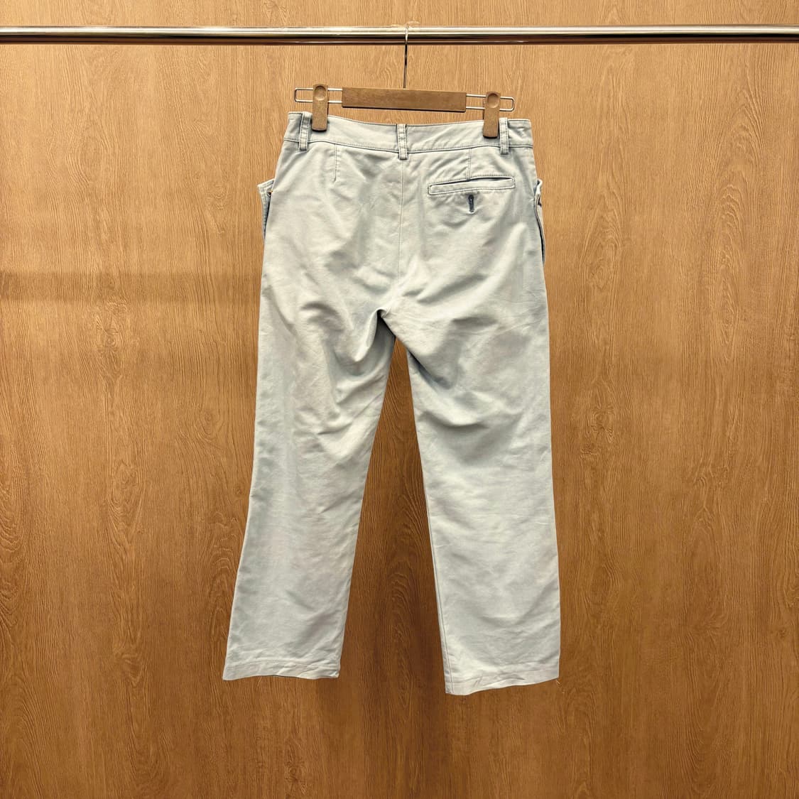 비비안 웨스트우드 코튼 슬림 팬츠 사이드 버튼 포켓 디테일 라이트 블루 상품이미지3