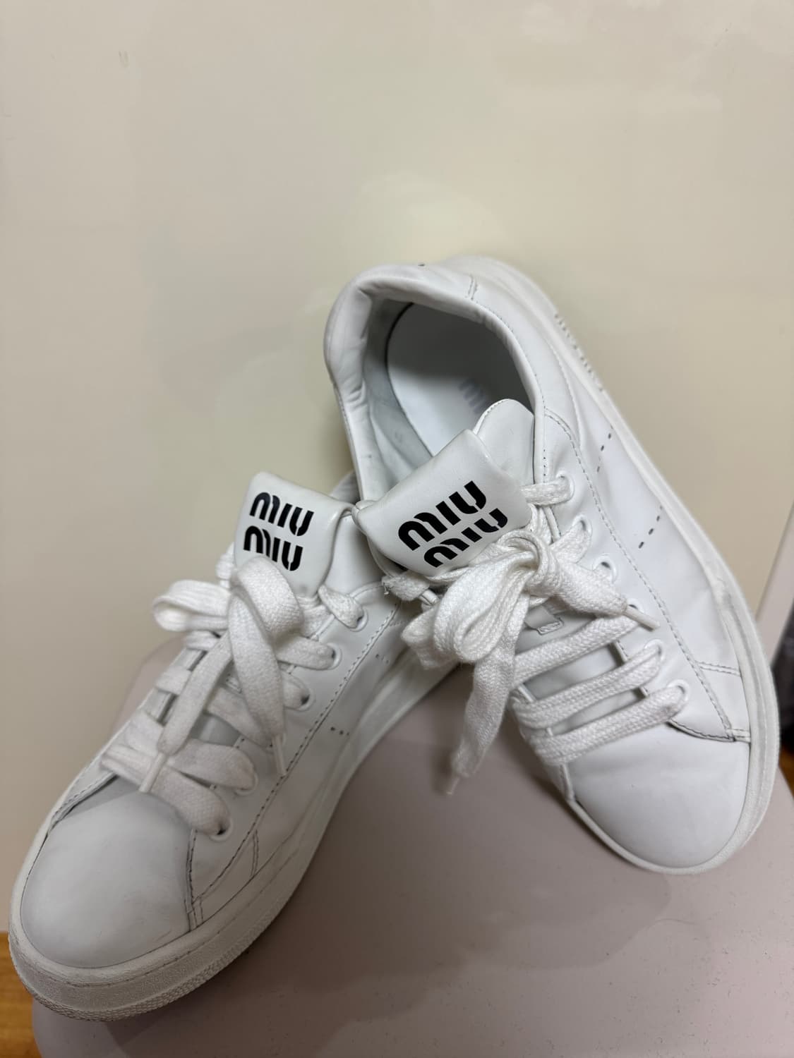 미우미우 레더 스니커즈 상품이미지1