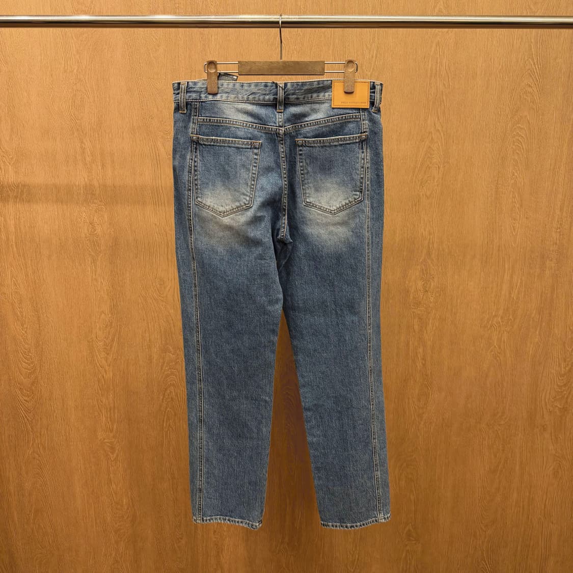 피스 워커 X 이스코 워싱 데님 팬츠 로고 패치 디테일 레귤러핏 중청 상품이미지3