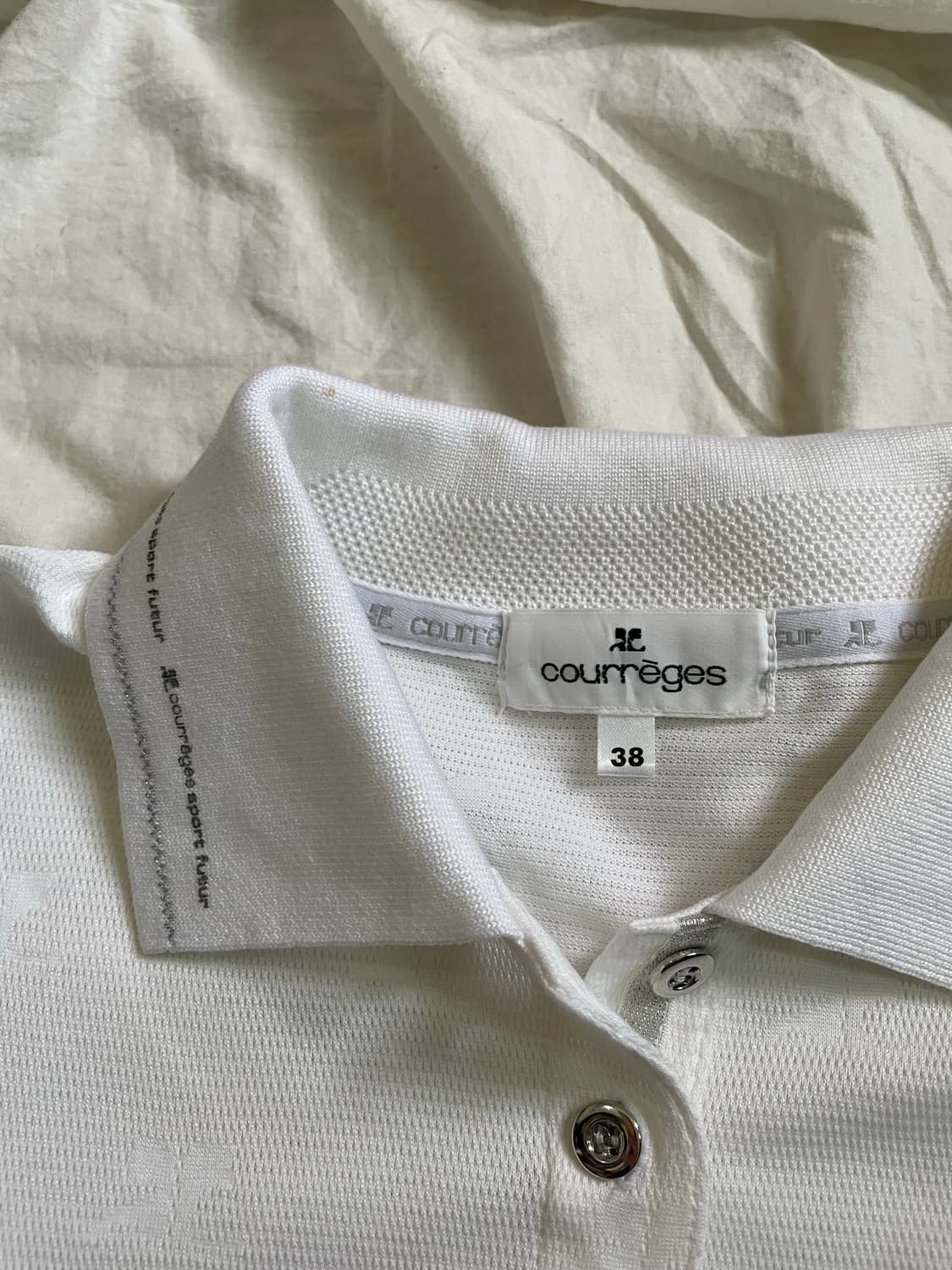 꾸레쥬 로고  화이트 카라 반팔 티  상품이미지3