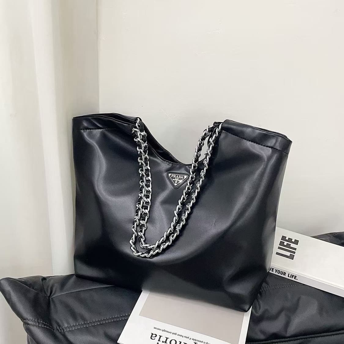 프라다 블랙 레더 로고 빅 숄더 체인백 상품이미지2