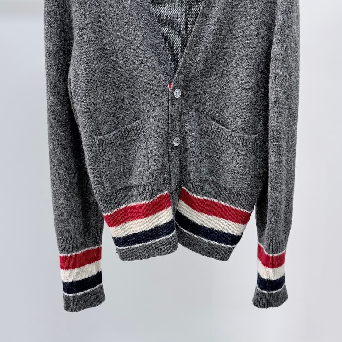 [미사용/3] 톰브라운 셰틀랜드 삼선 클래식 가디건 그레이 상품이미지3