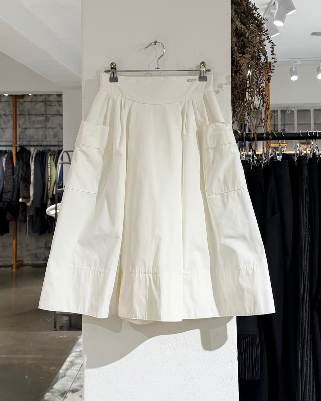 폭시 뉴욕 화이트 포켓 플레어 미디 스커트 상품이미지1