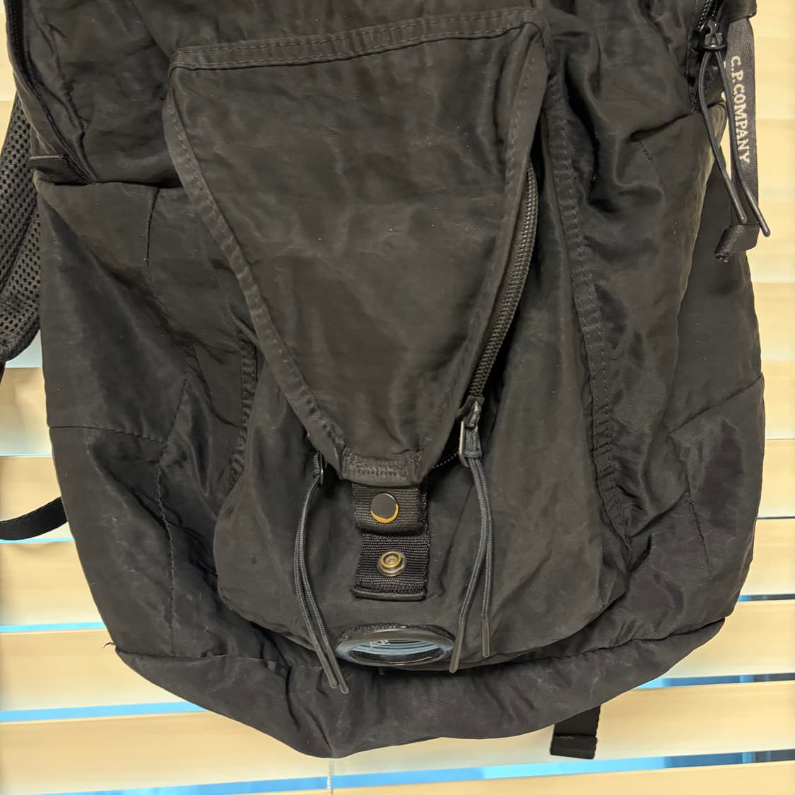 Cp 컴퍼니 C.P. Company 렌즈 와펜 나일론 백팩 가방 블랙 상품이미지4