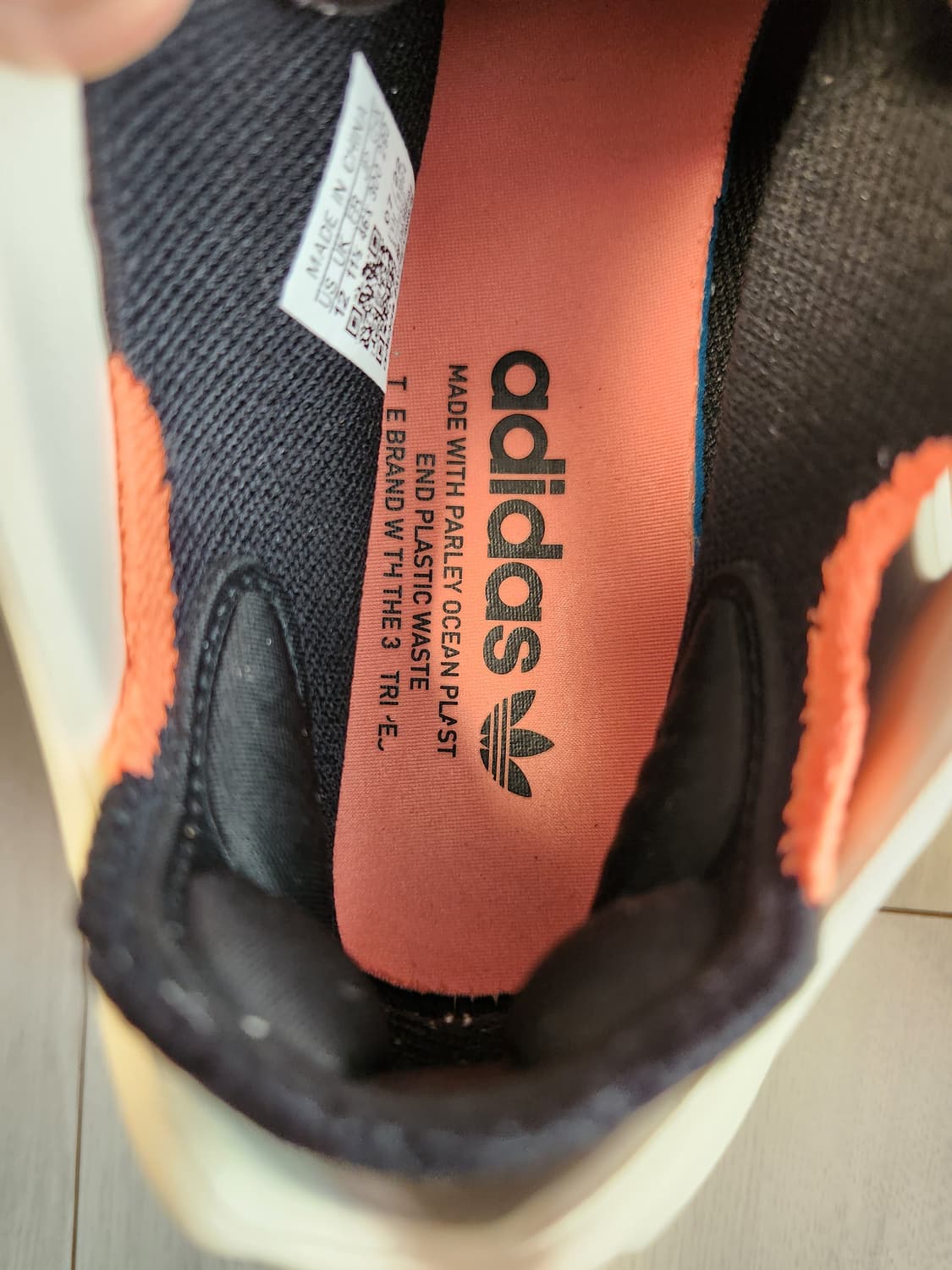 아디다스 운동화 오리지널 아디폼 Q 원더 화이트 사이즈300

밝은색이라 상품이미지8