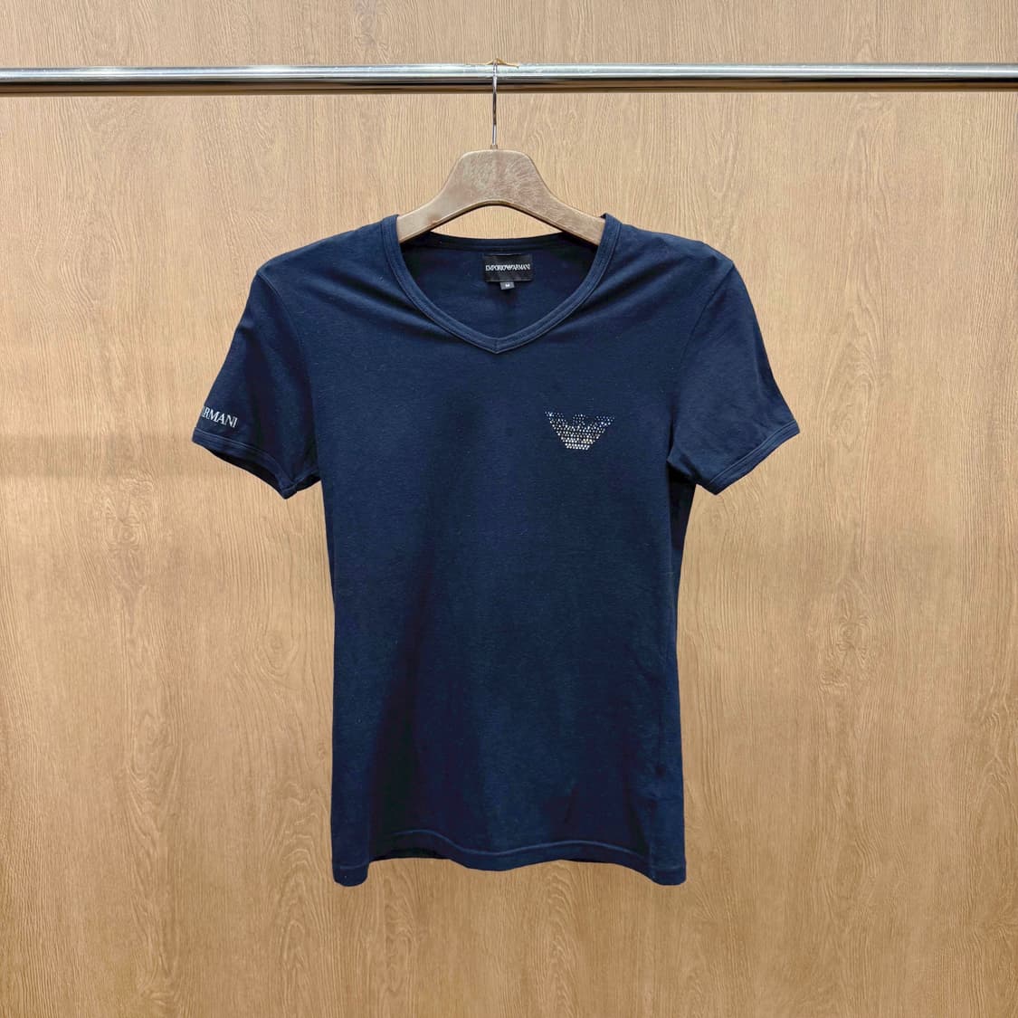 엠포리오 아르마니 브이넥 반팔 크리스탈 이글 로고 디테일 블랙 상품이미지2