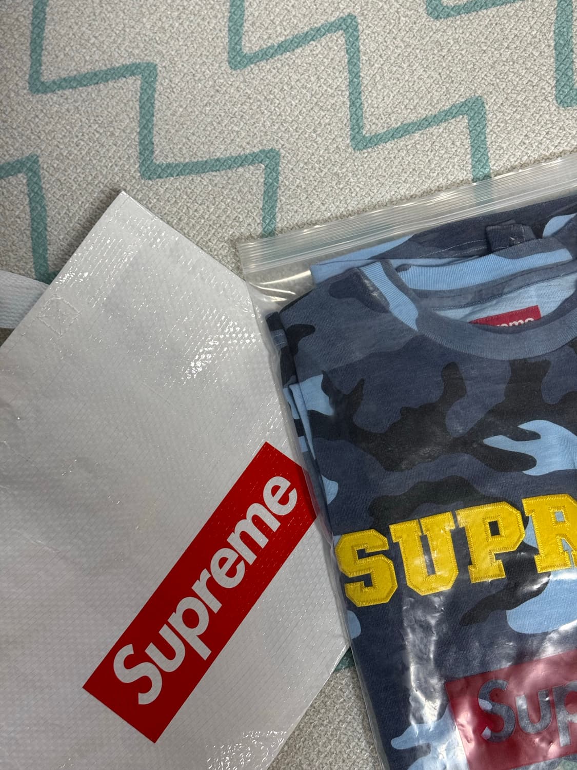 [새상품] 슈프림 컬리지에이트 아플리케 숏슬리브 25fw 상품이미지1