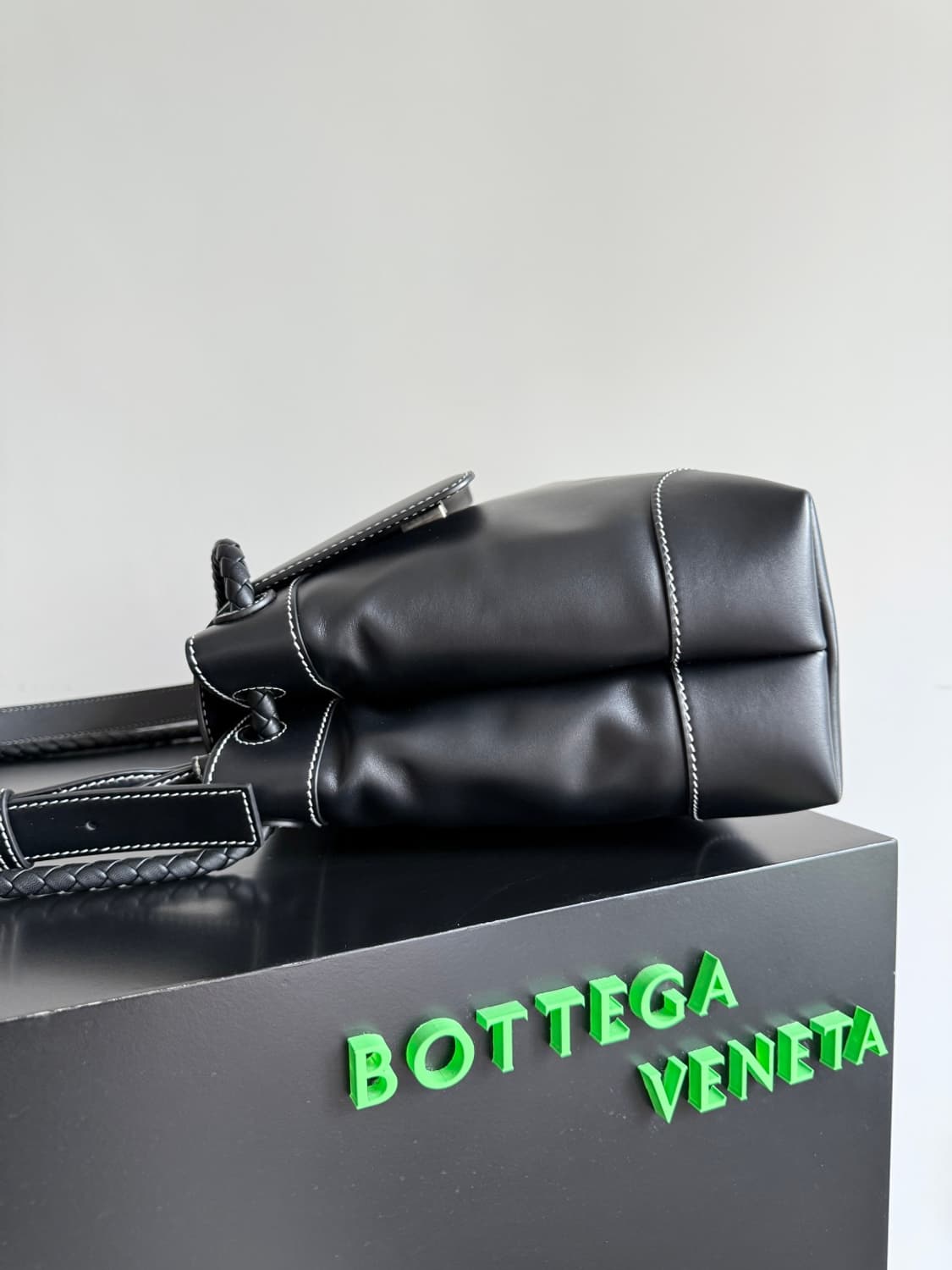 Bottega Veneta보테가베네타 신상 디아고 가죽 크로스백 메신저백 상품이미지9