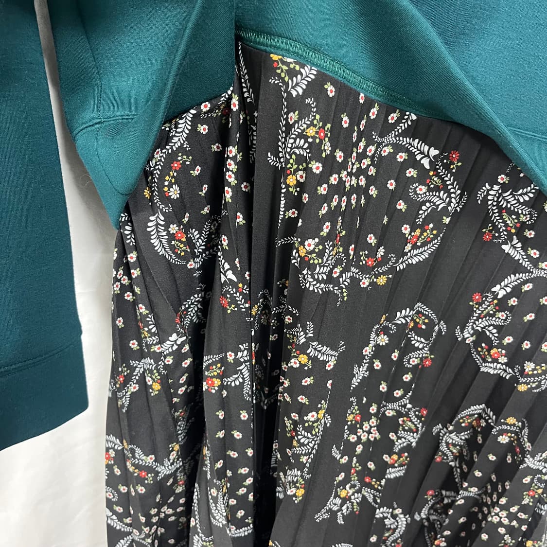 산드로(SANDRO) 레이어드 플리츠 후드 원피스 상품이미지5