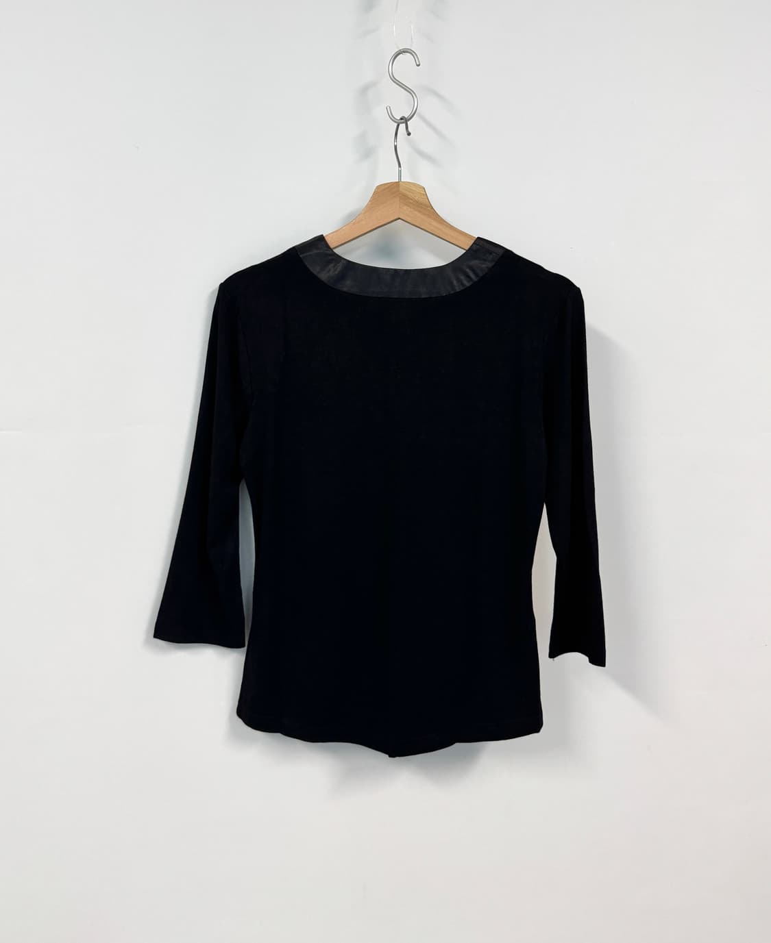 VERSACE JEANS COUTURE 베르사체 메두사 블랙 브이넥 티셔 상품이미지2