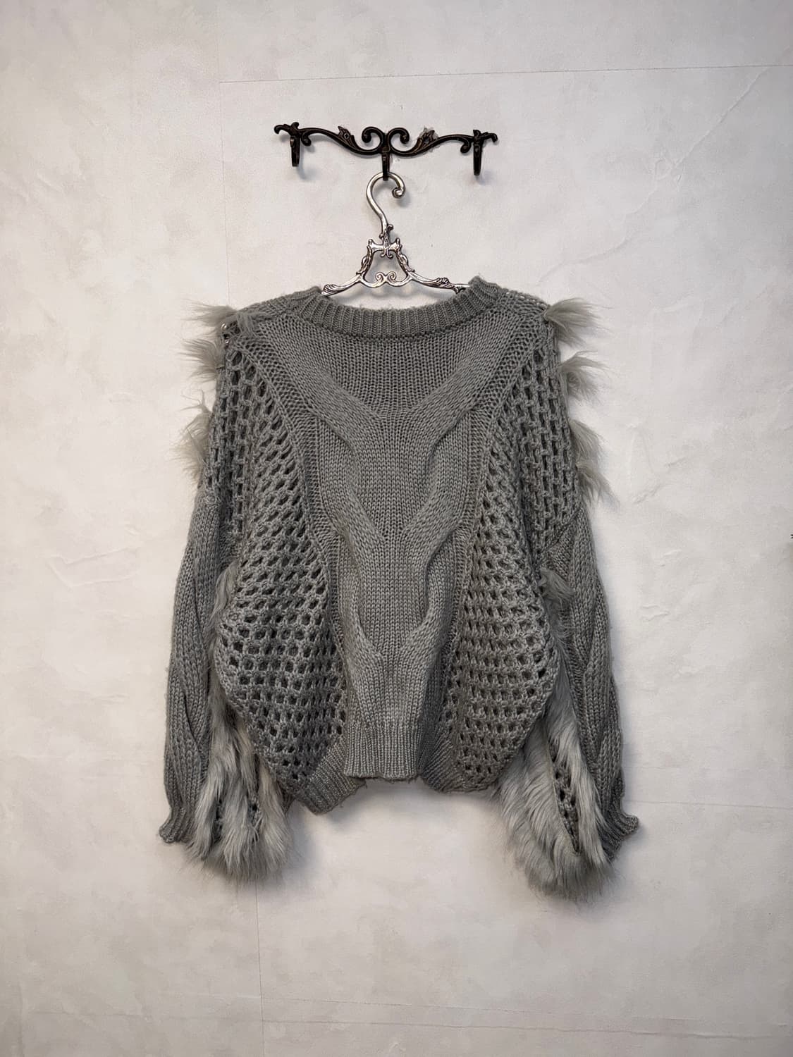 Gray grunge fur trimming over knit 상품이미지3