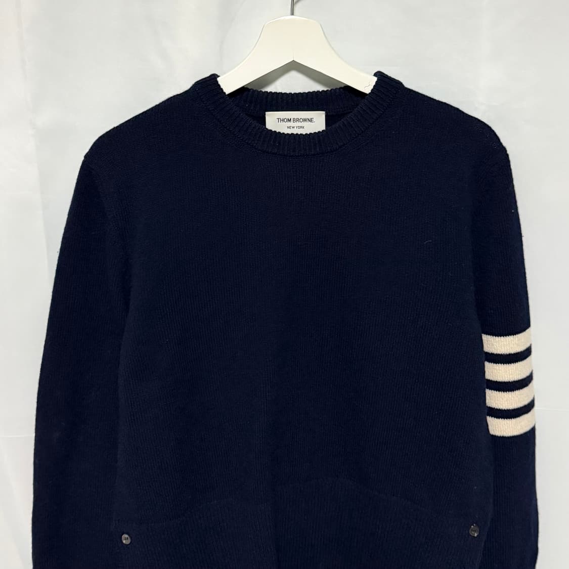 [S+급/2] 톰브라운 사선완장 크루넥 울 니트 네이비 상품이미지3