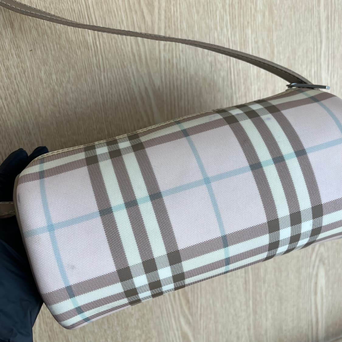 버버리 원통 숄더백 상품이미지4