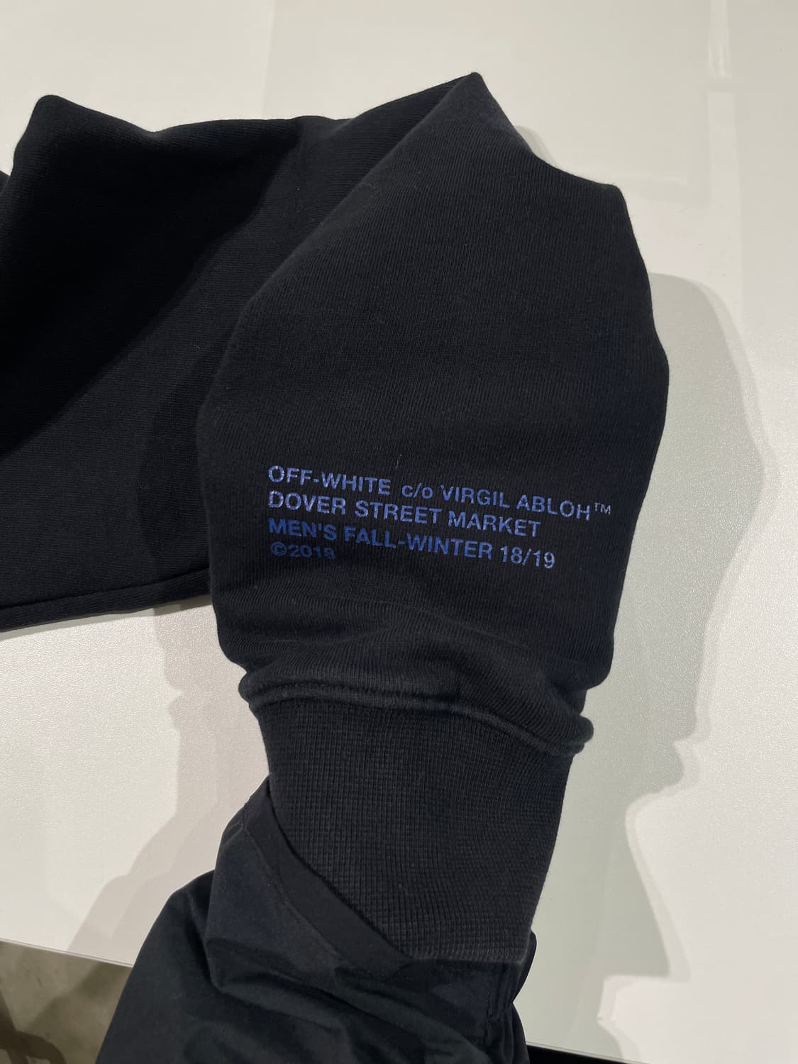 오프화이트 x 도버 스트릿 마켓 블랙 그라데이션 로고 자수 후디 상품이미지10