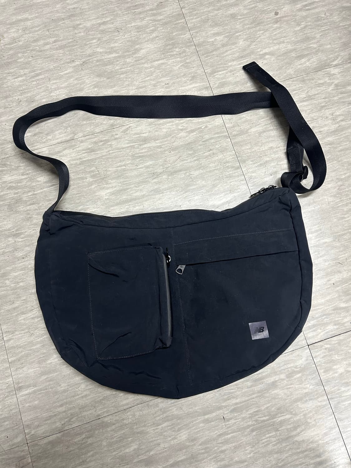 뉴발란스 블랙 힙색 슬링백 가방 상품이미지1