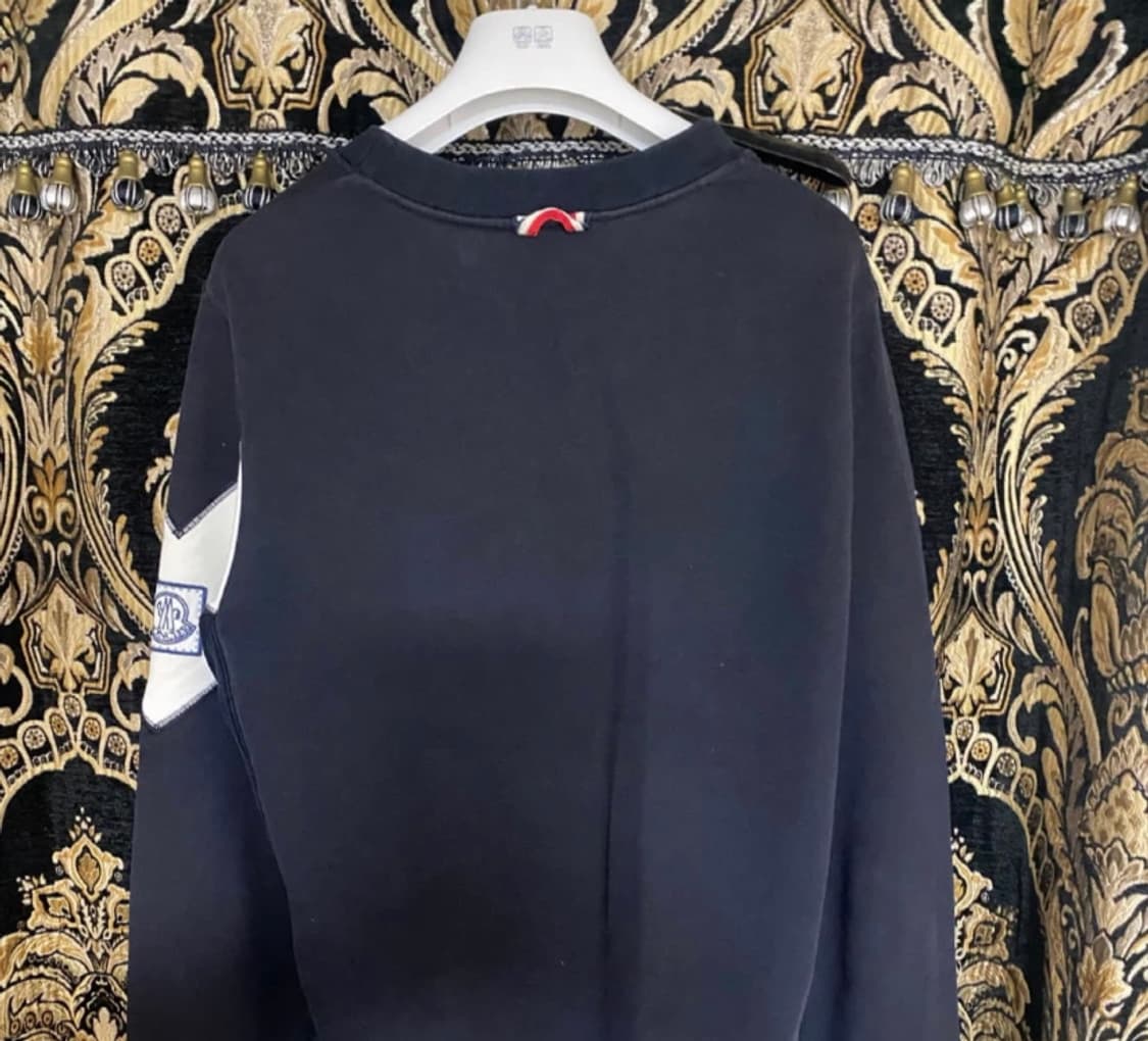 [정품] 몽클레어 감마블루 배색 패치 맨투맨 블랙 S 상품이미지3